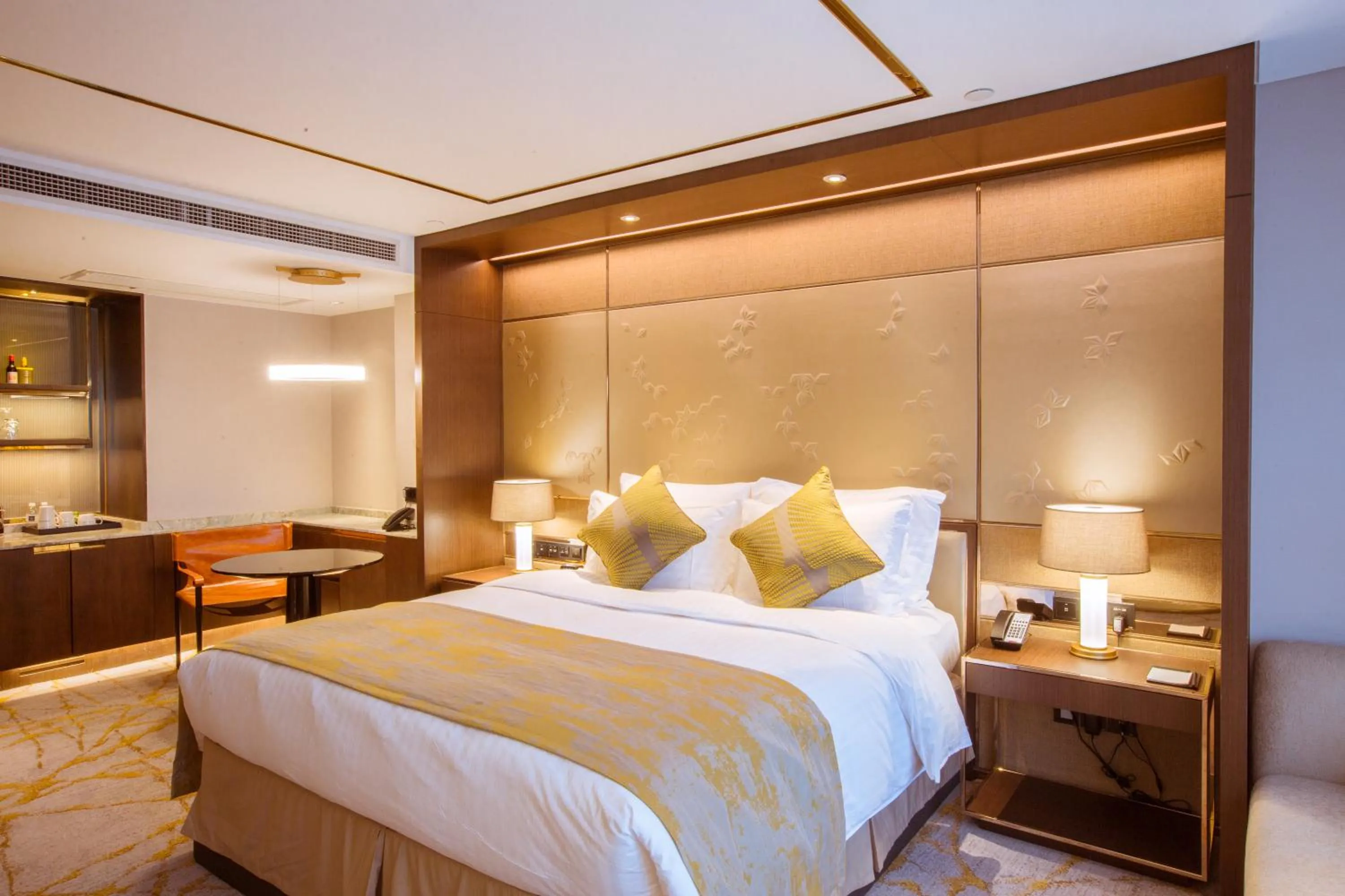 Bed in Golden Tulip Shanghai Hongqiao- A Louvre Hotel