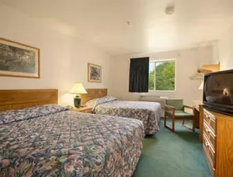 Queen Room with Two Queen Beds - Non-Smoking in Super 8 by Wyndham Canonsburg/Pittsburgh Area