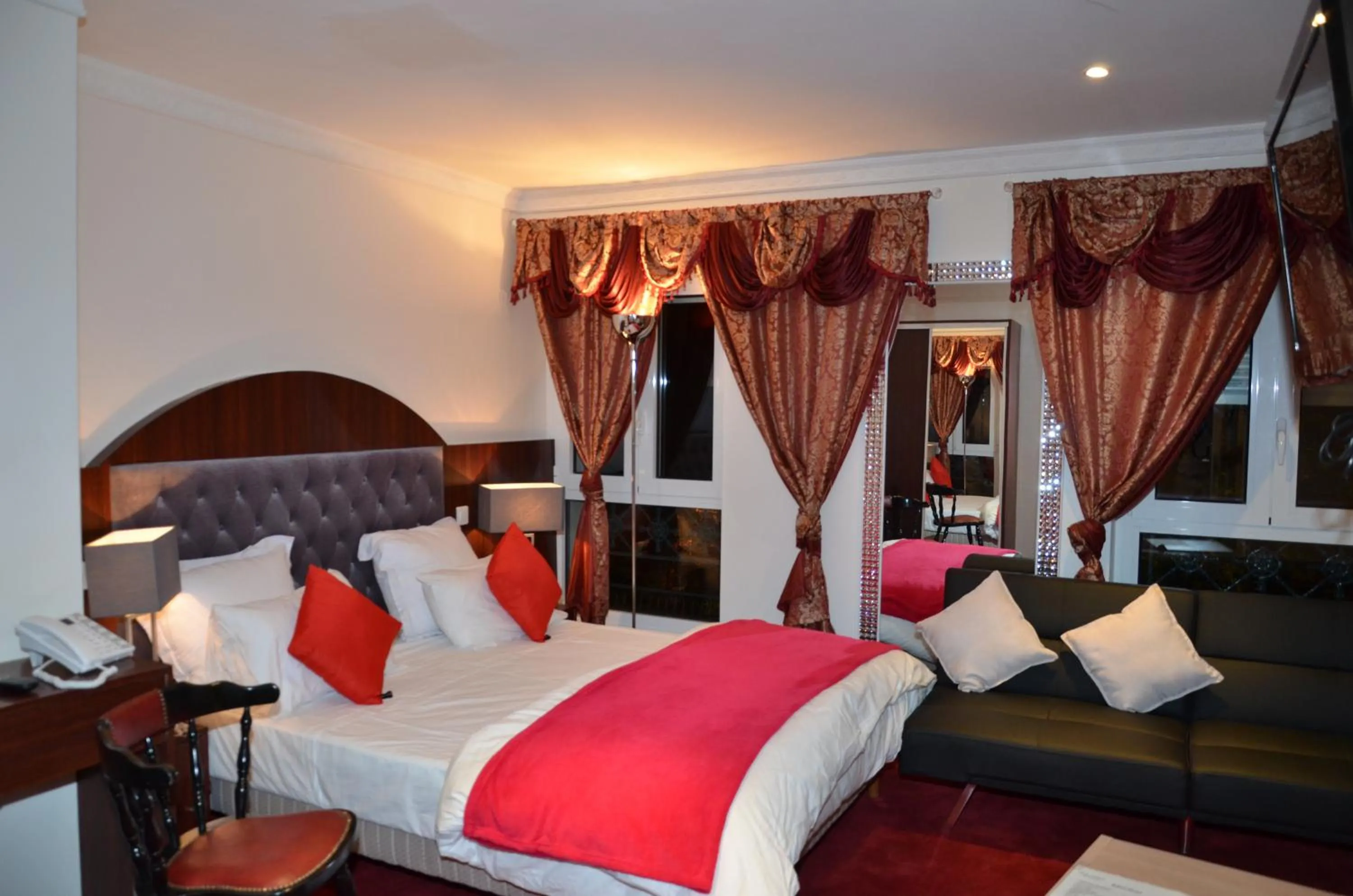 Photo of the whole room, Bed in Hotel Regina Montmartre