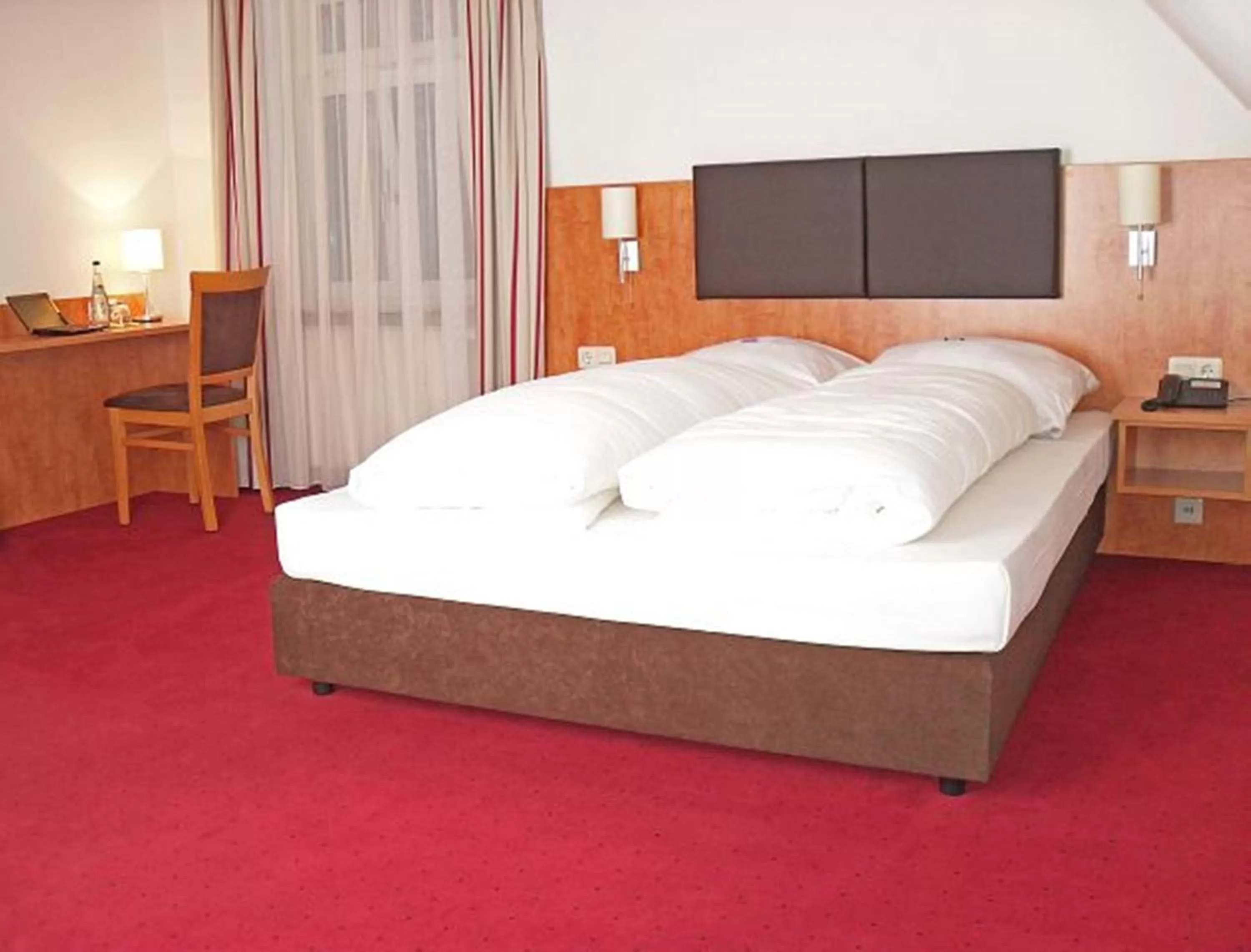 Photo of the whole room, Bed in Hotel Neuwirtshaus