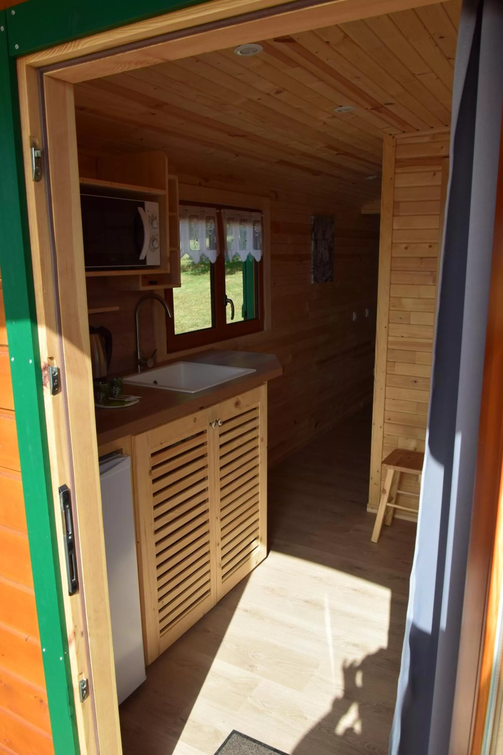 Kitchen or kitchenette, TV/Entertainment Center in Les Roulottes des Ris