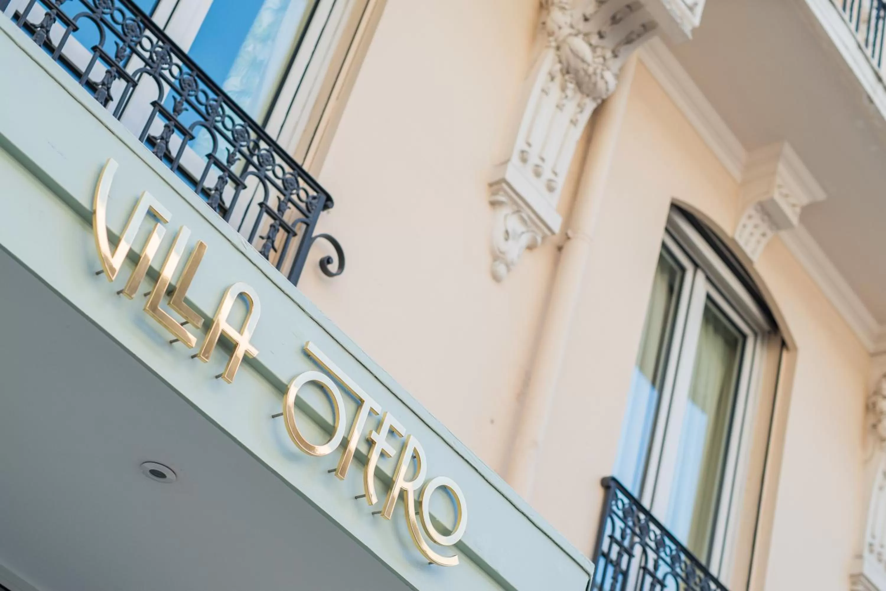 Facade/entrance in Villa Otero by Happyculture