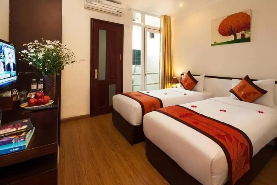 Property building, Bed in Rising Dragon Hotel
