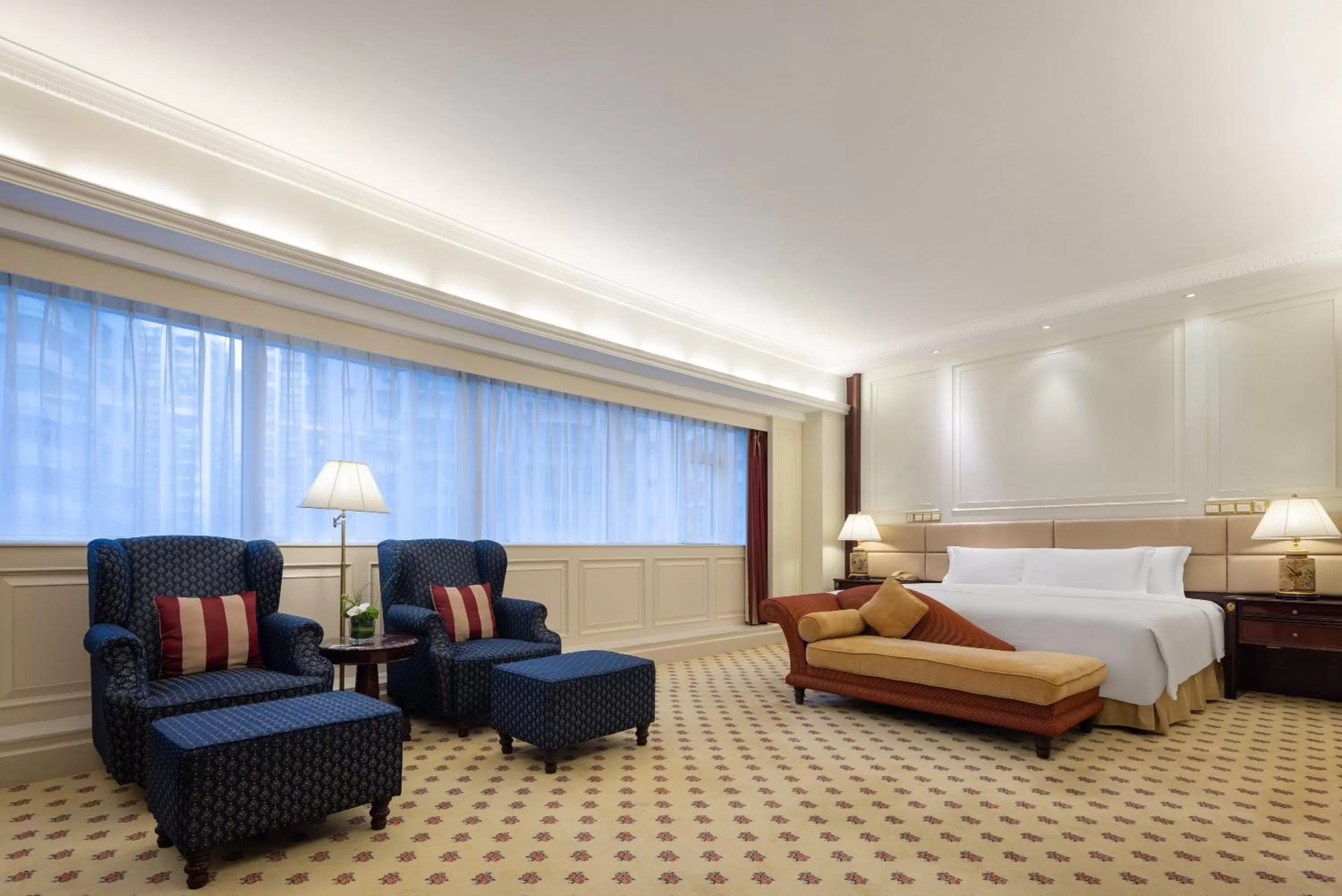Photo of the whole room, Bed in Crowne Plaza Hotel & Suites Landmark Shenzhen by IHG