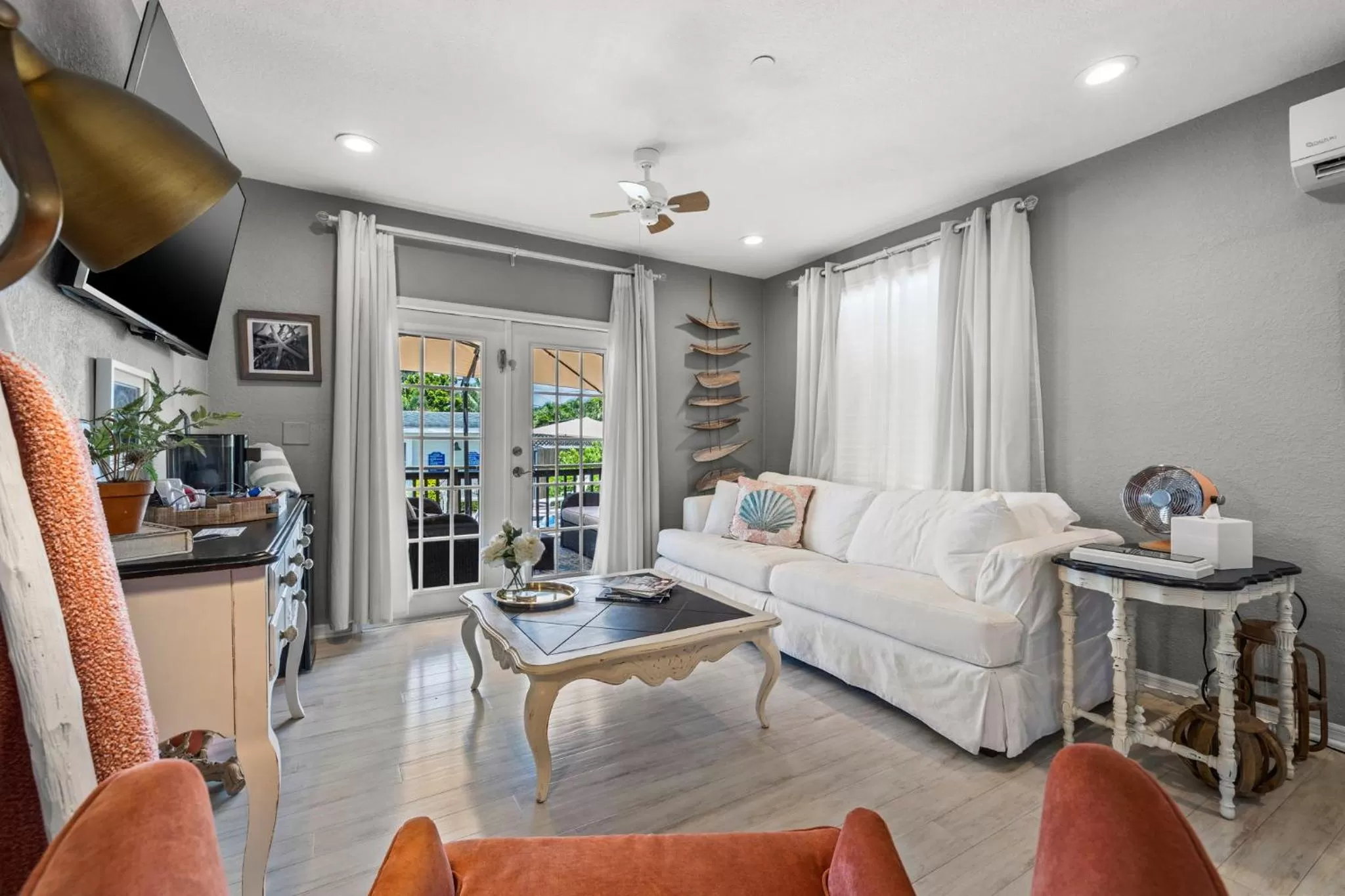 Bedroom, Seating Area in The Kenwood Gables