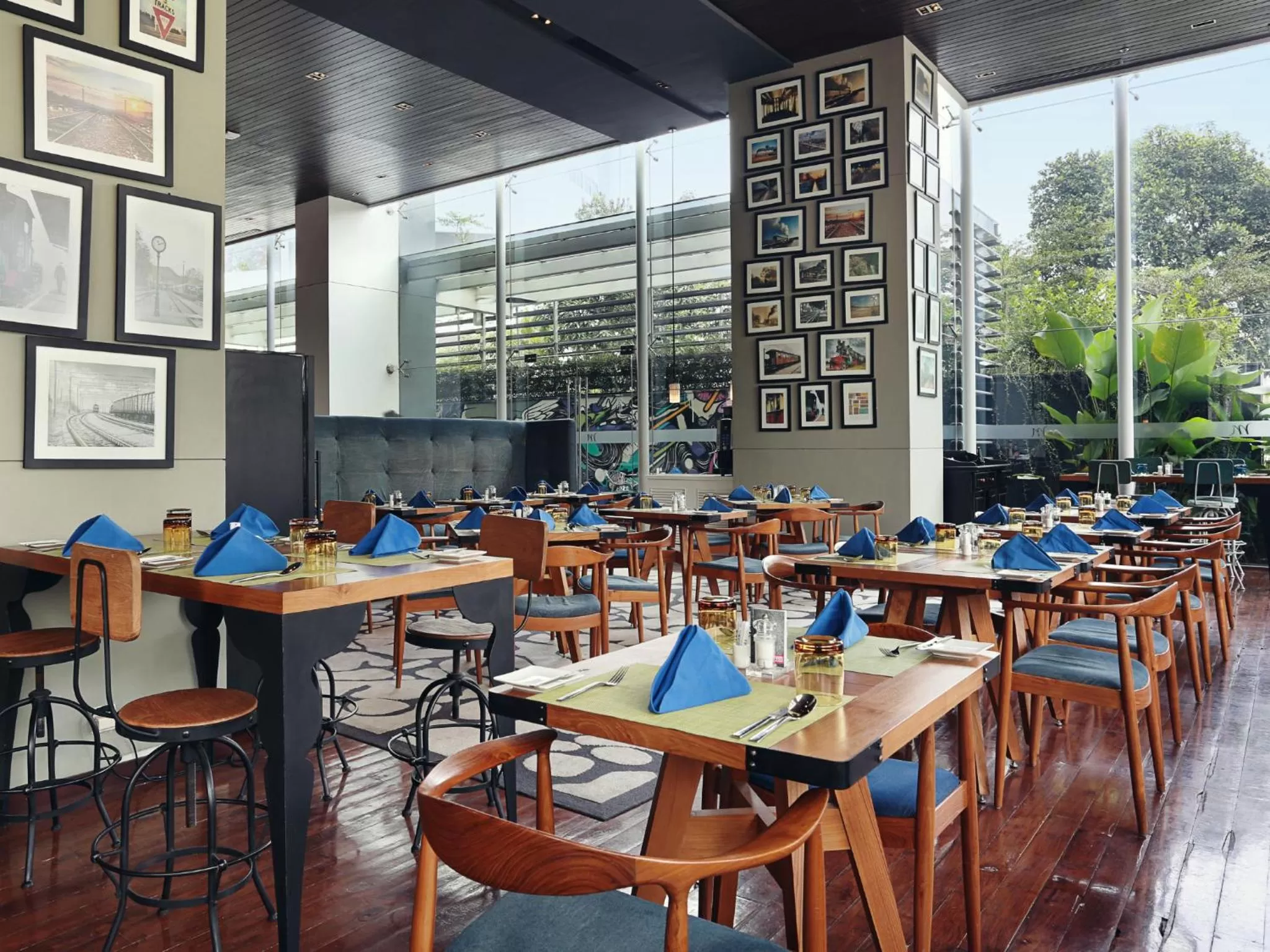 Restaurant/places to eat in Mercure Jakarta Simatupang