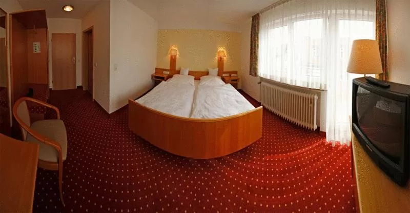 Photo of the whole room, Bed in Hotel-Restaurant Zum Goldenen Löwen