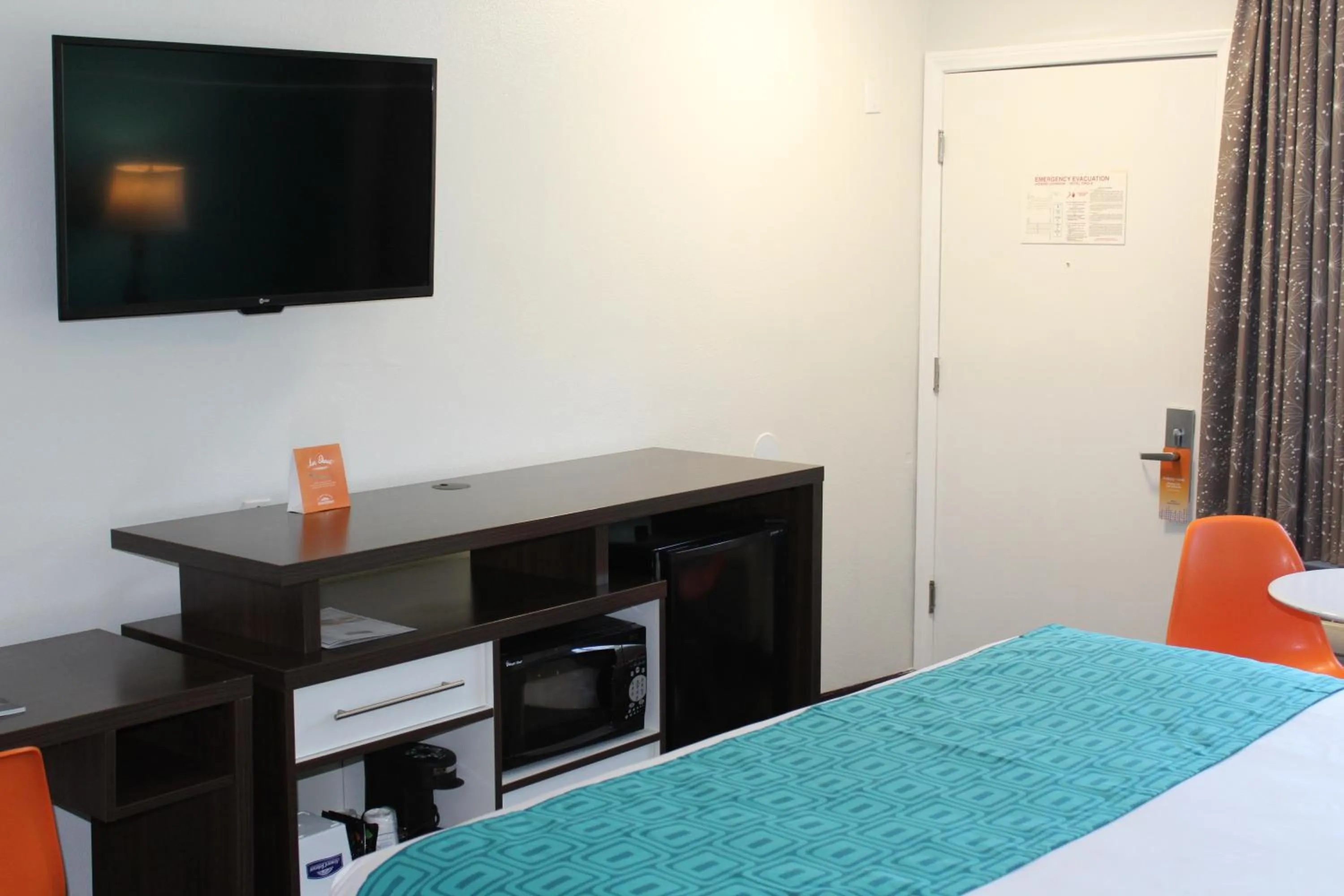 Property building, Bed in Howard Johnson by Wyndham San Diego Hotel Circle