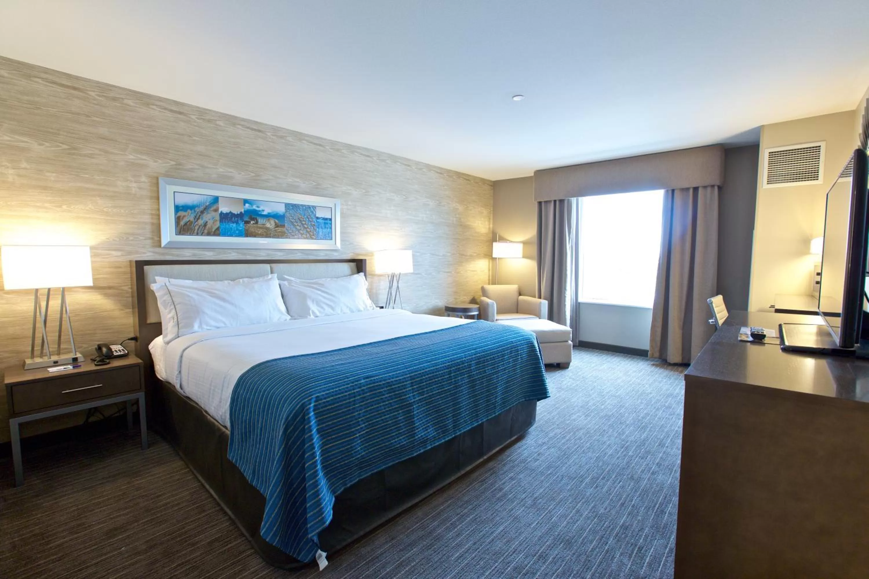 Photo of the whole room, Bed in Holiday Inn Express Fargo SW I94 Medical Center, an IHG Hotel