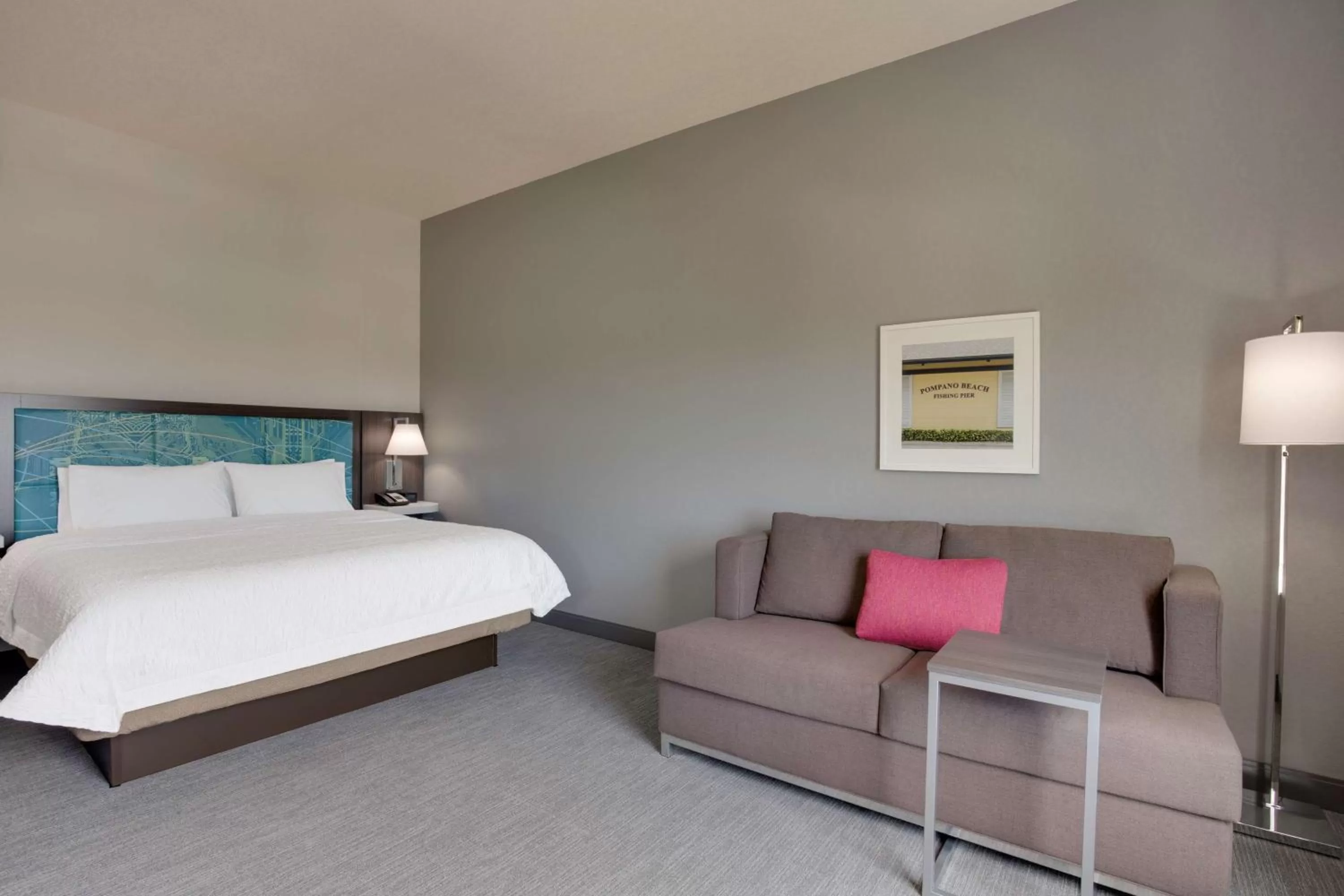 Living room, Bed in Hampton Inn Fort Lauderdale Pompano Beach