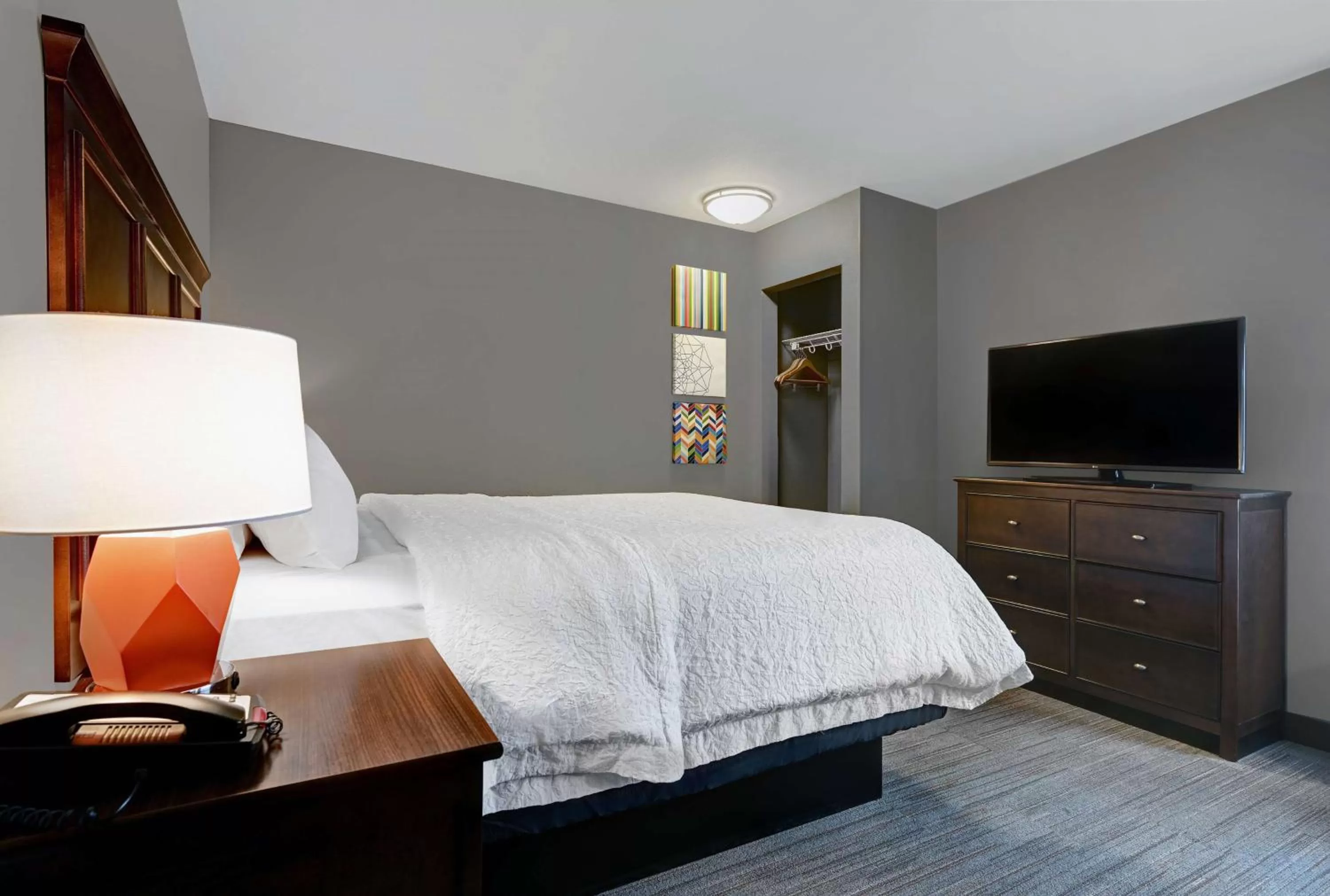 Bedroom, Bed in Hampton Inn Farmington