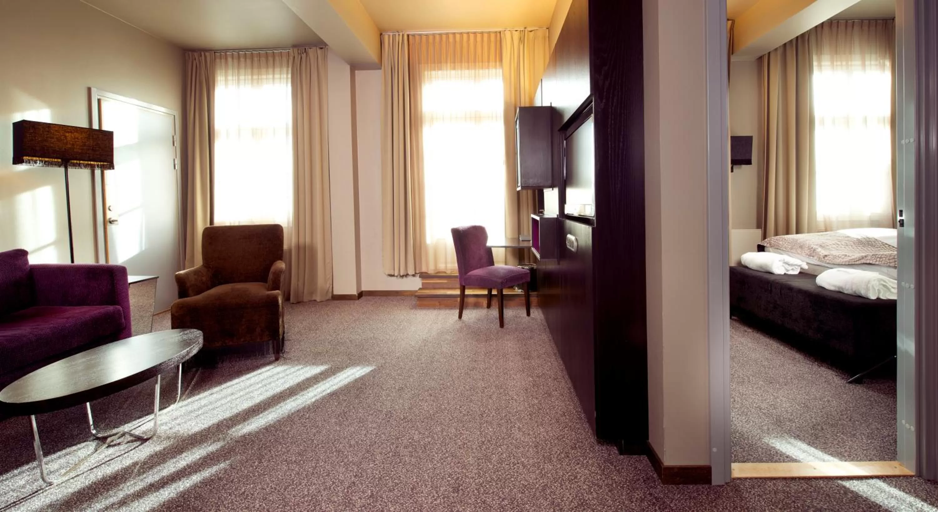 Living room, Bed in Home Hotel Folketeateret