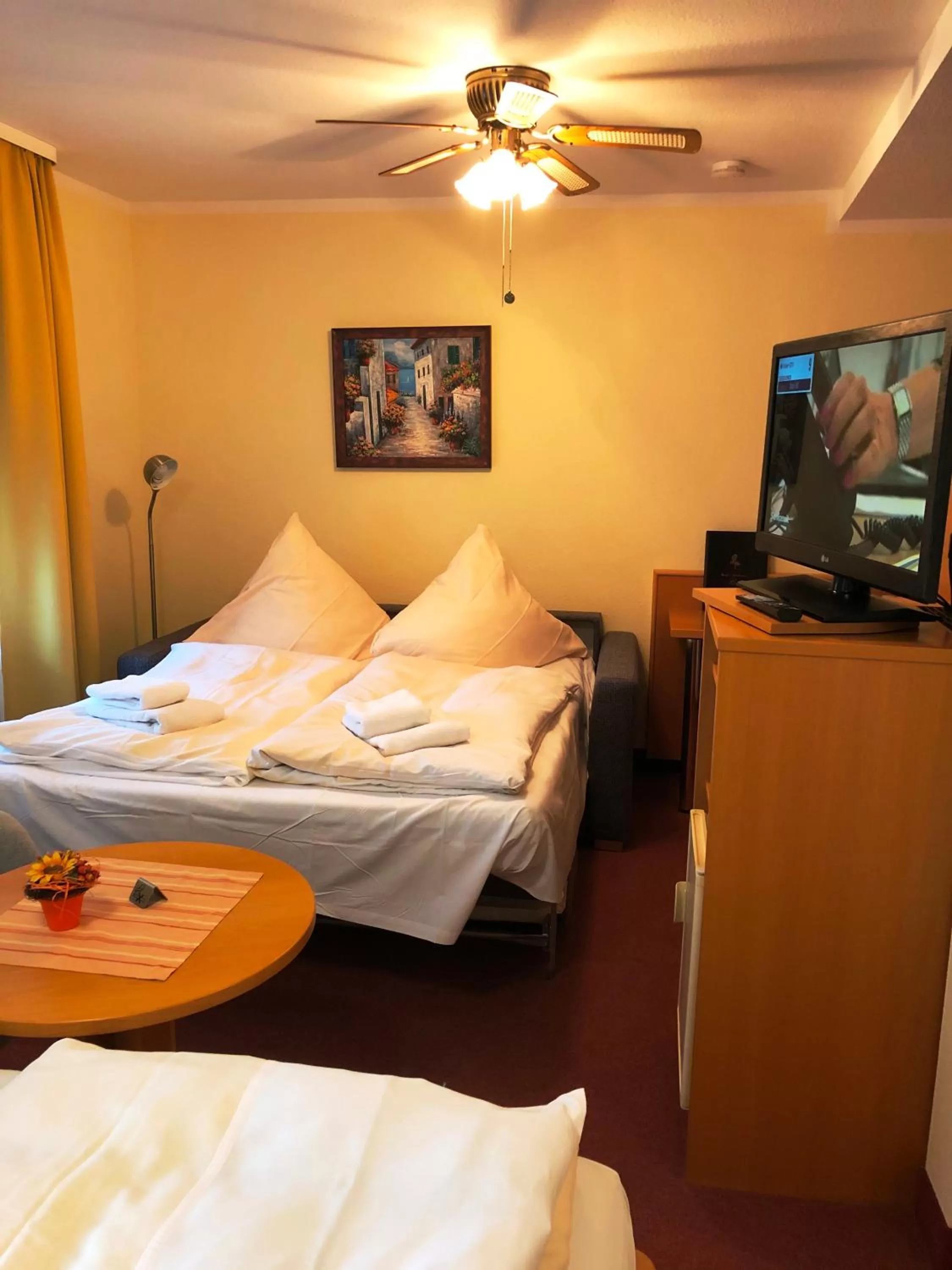 Photo of the whole room, Bed in Hotel Rose Heidelberg inklusive Frühstück, Saunanutzung und Parkplätze nach Verfügbarkeit