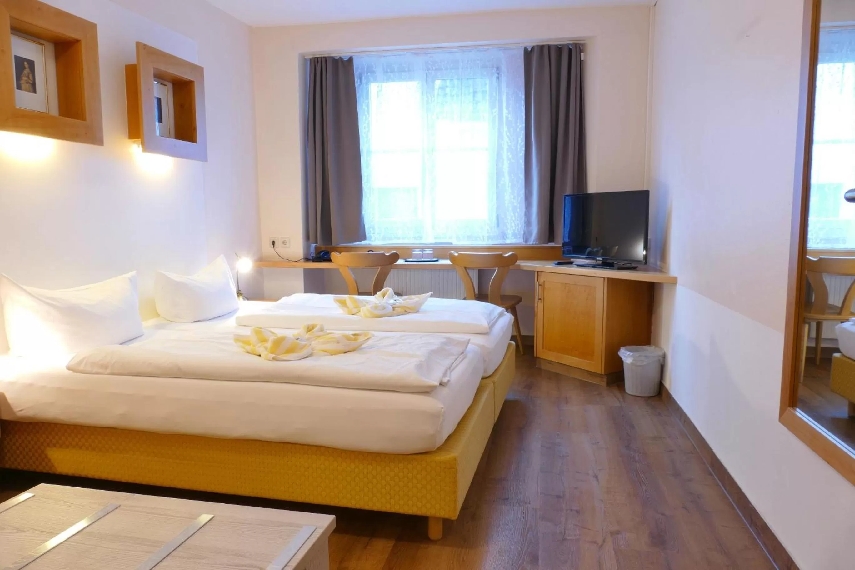 Photo of the whole room, Bed in Altstadt-Hotel Zum Hechten