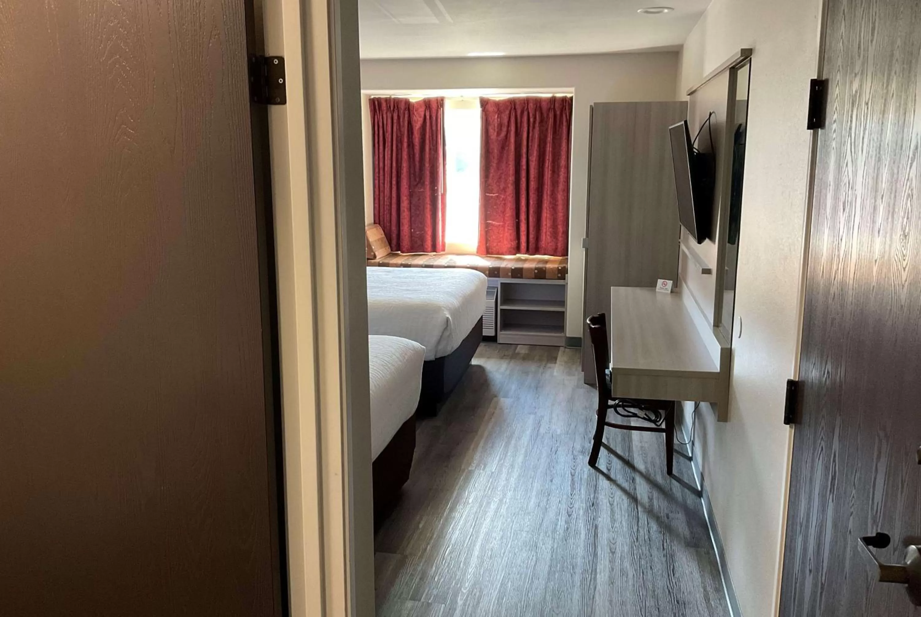 Photo of the whole room, Bed in Microtel Inn and Suites Clarksville