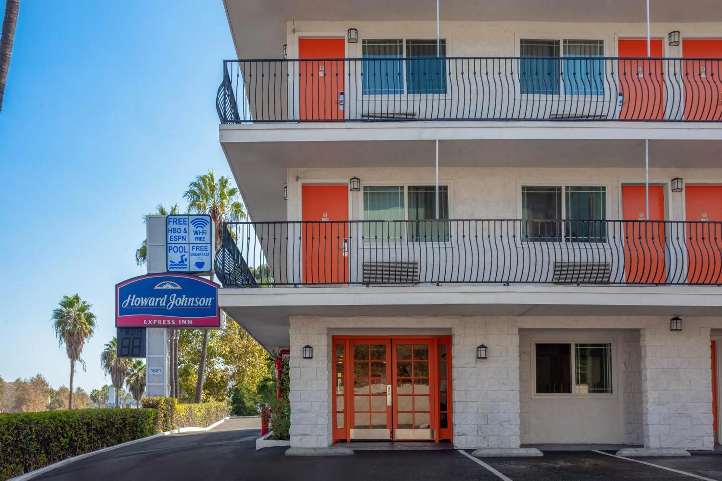 Property building in Howard Johnson by Wyndham San Diego Hotel Circle