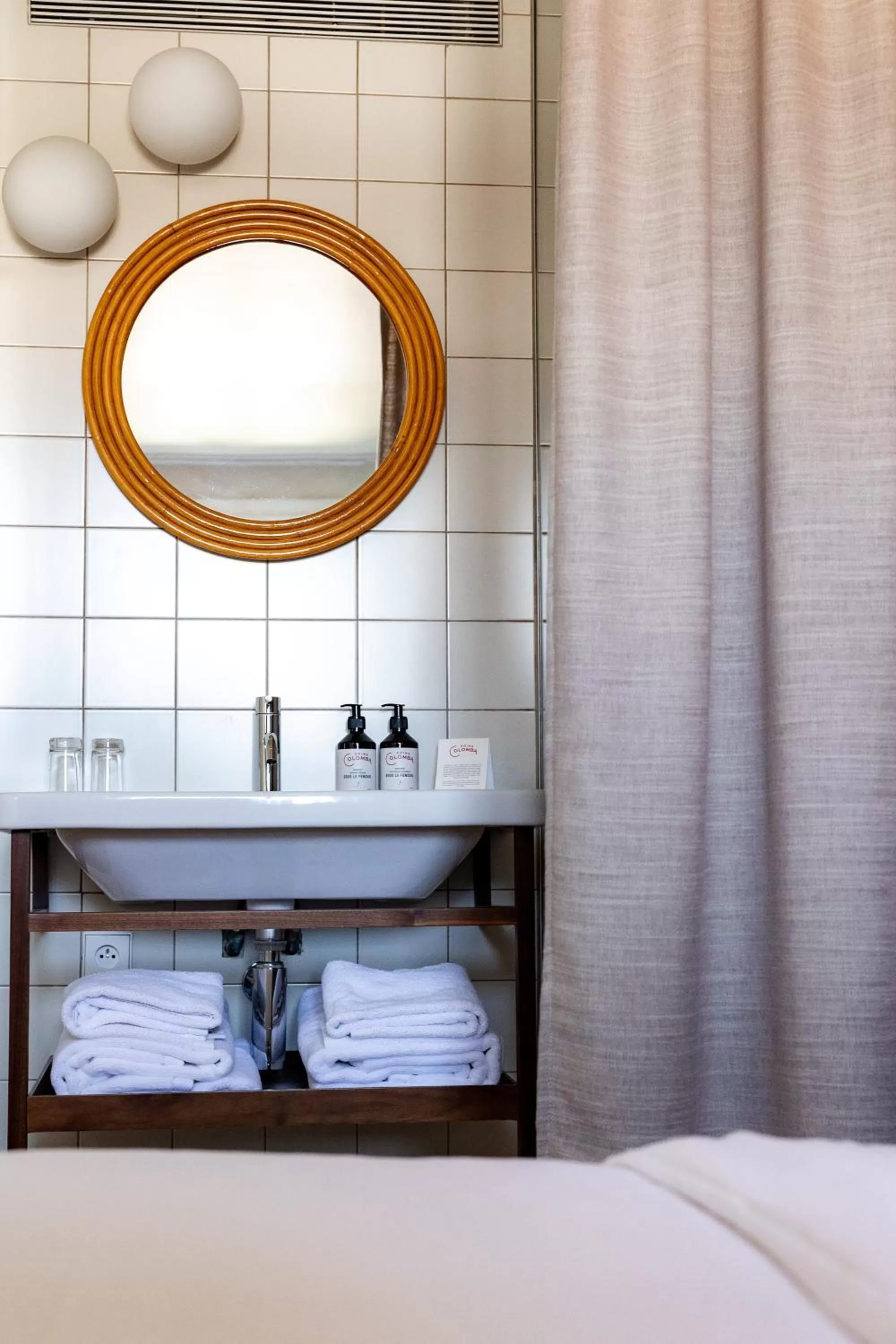 Bathroom, Bed in Hôtel Cabane - Orso Hotels