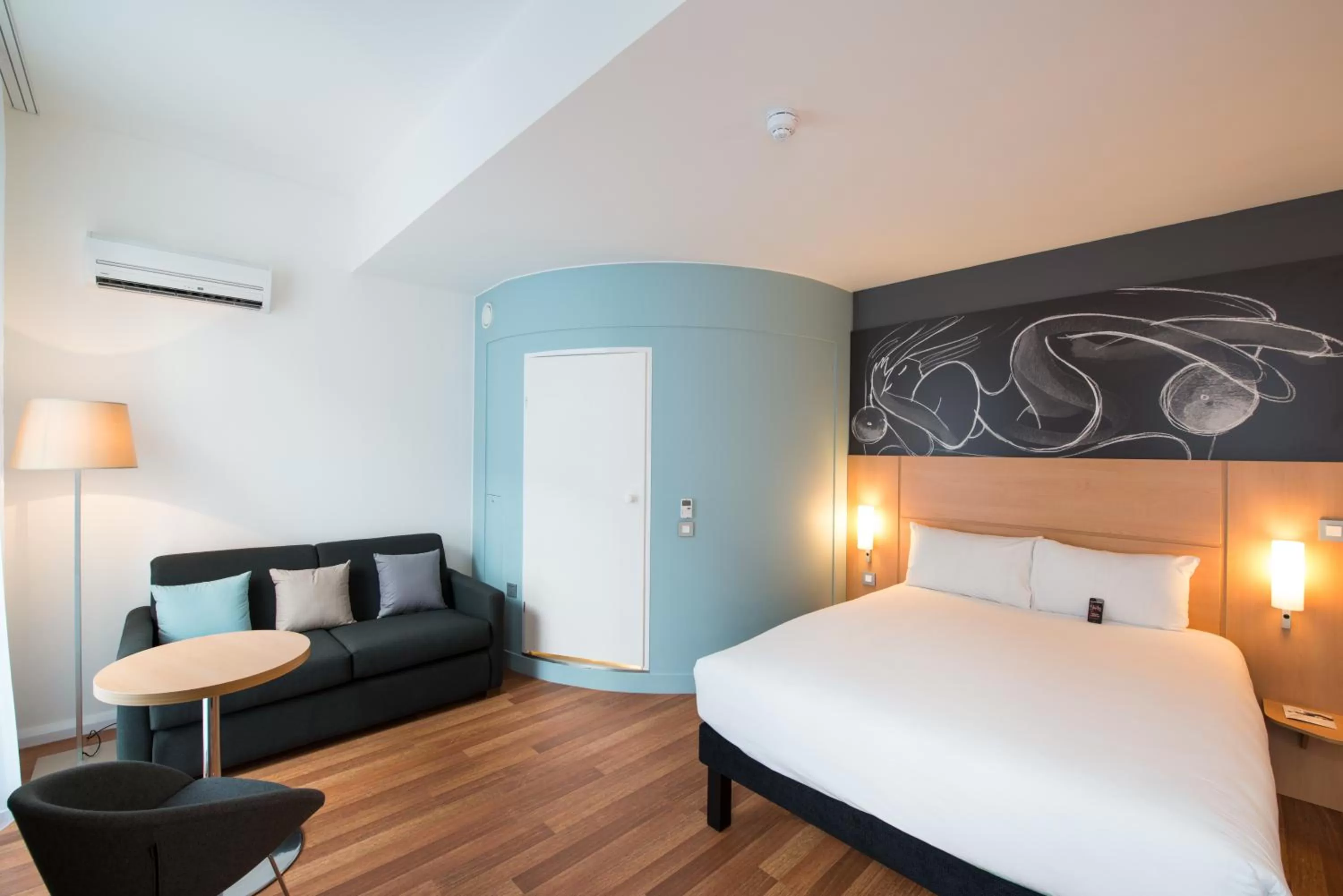 Photo of the whole room, Bed in ibis Edinburgh Centre South Bridge – Royal Mile