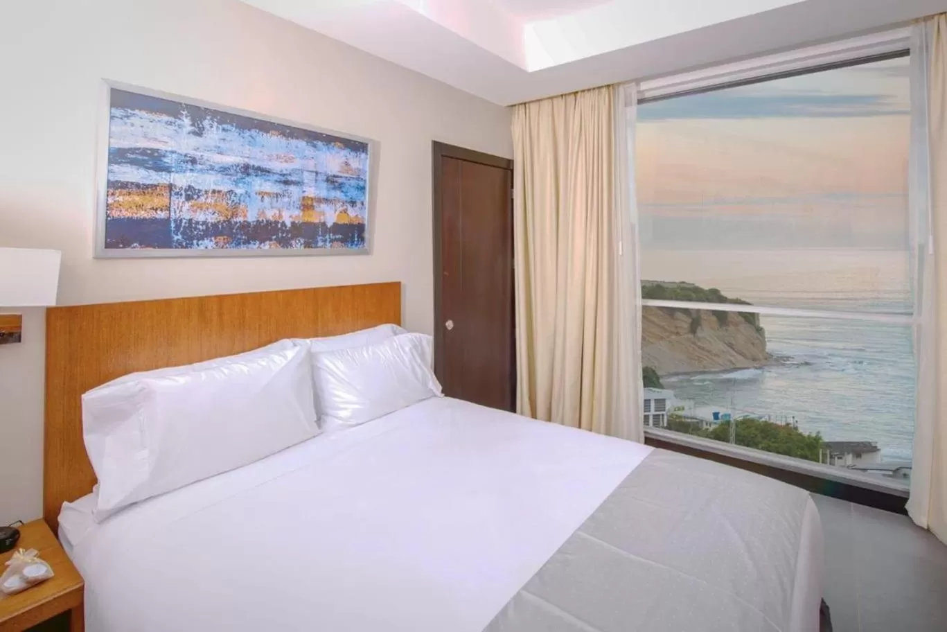 Bed in Wyndham Manta Sail Plaza Hotel and Convention Center