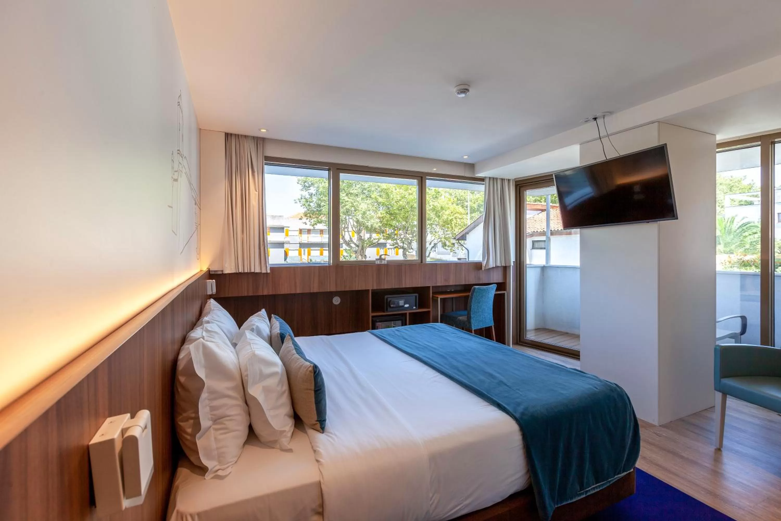 Photo of the whole room, Bed in Sea Porto Hotel