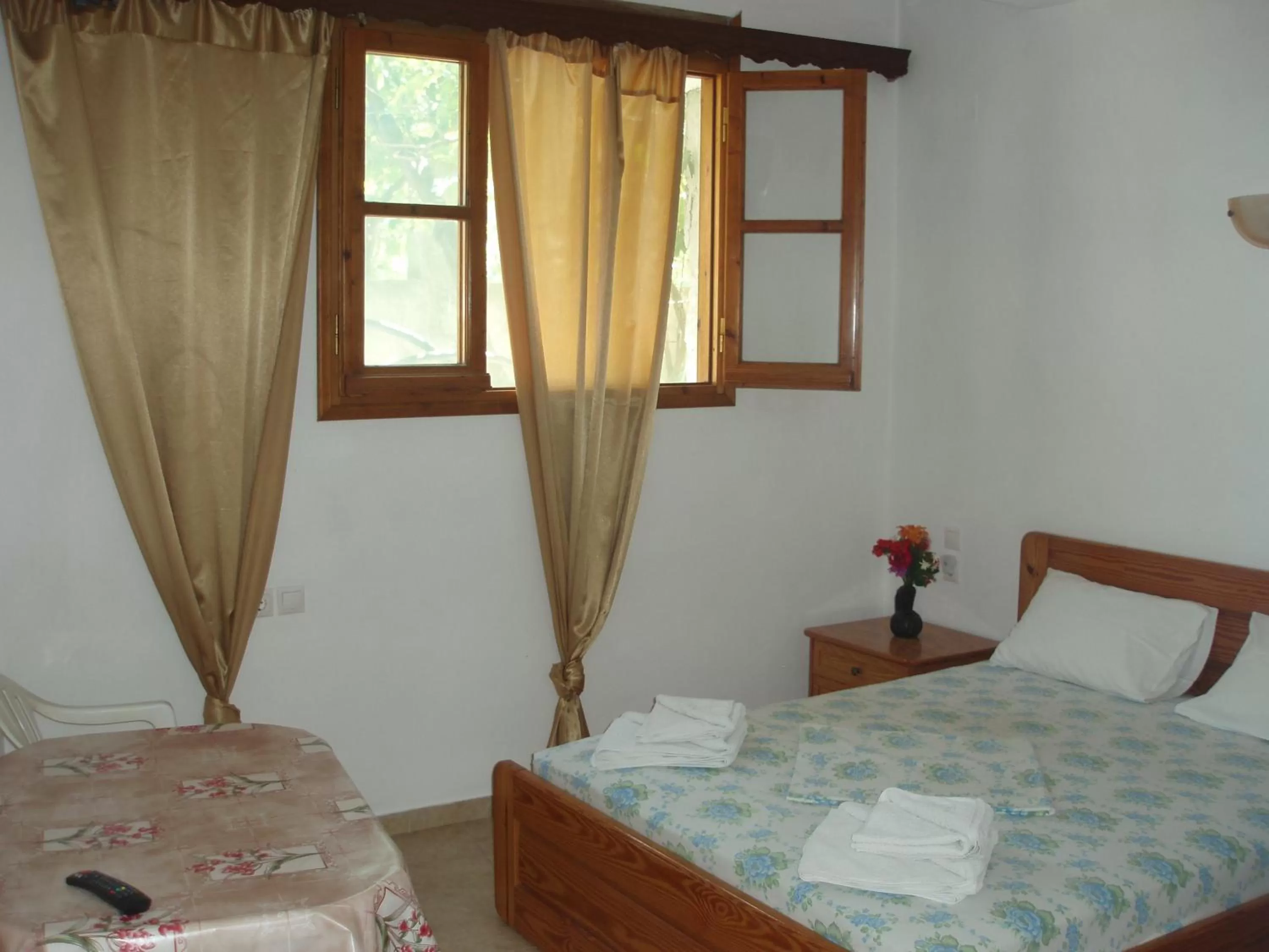 Photo of the whole room, Bed in skiathos studios HL