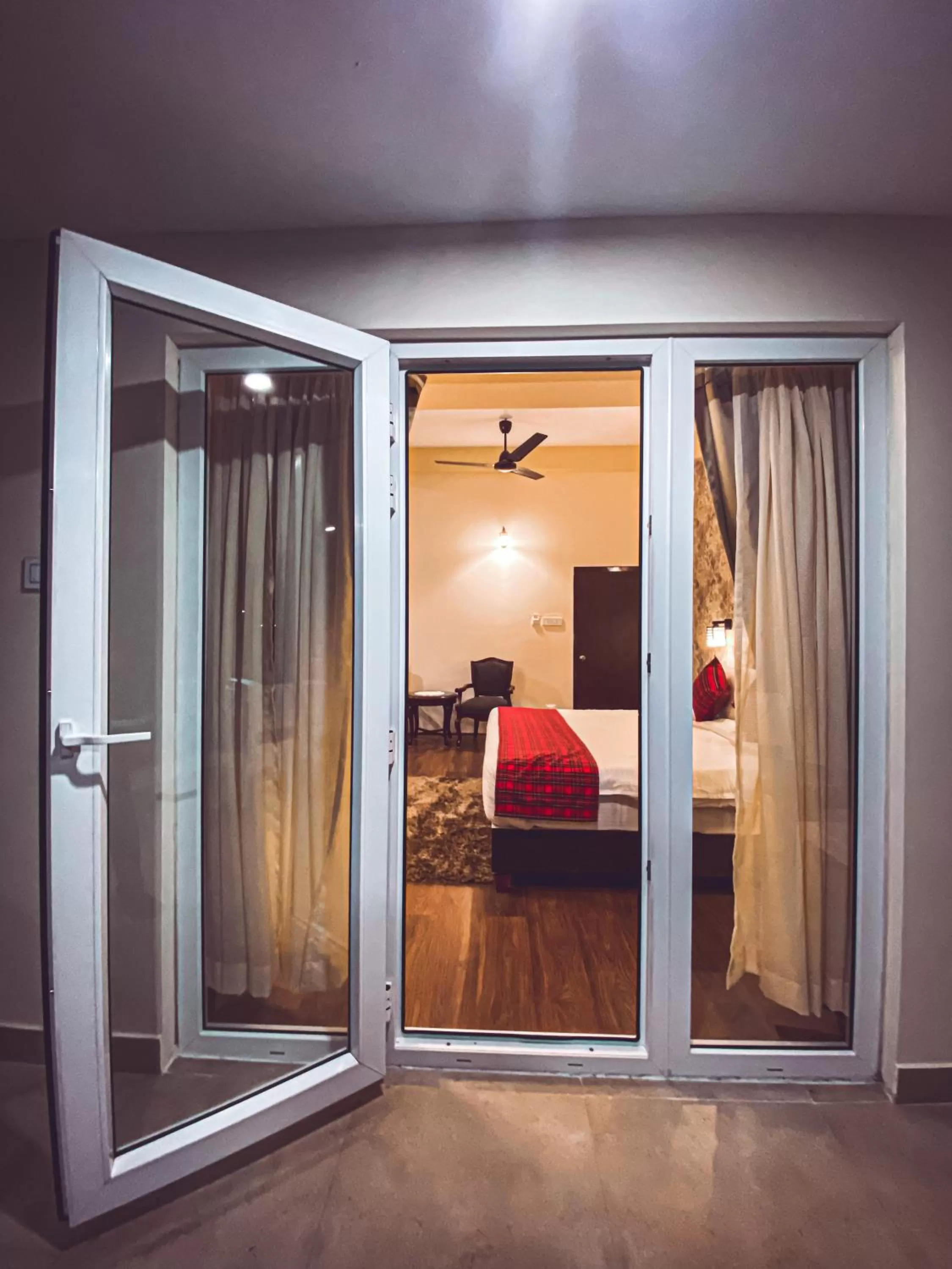Balcony/Terrace, Bed in Windermere Inn