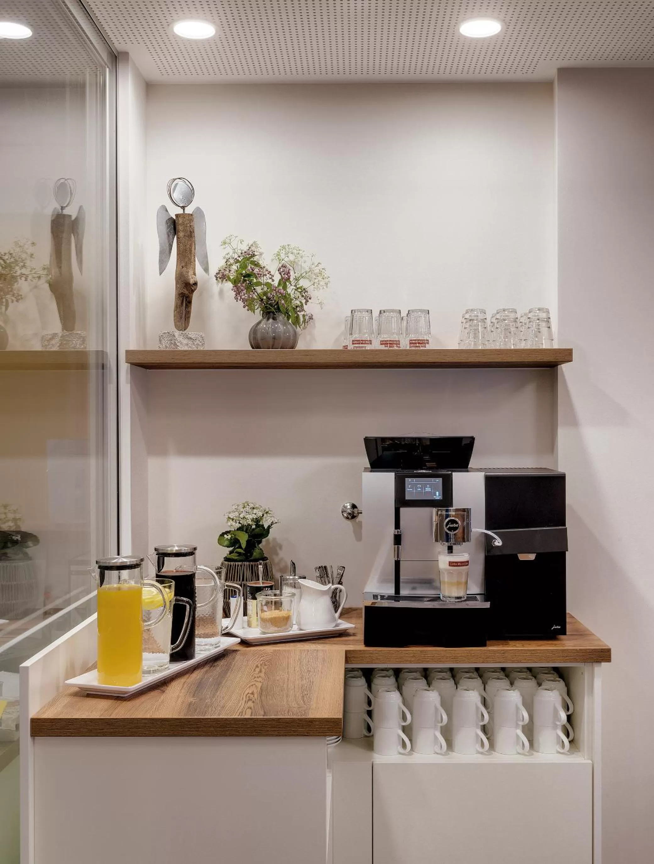 Coffee/tea facilities in Amper Art Hotel