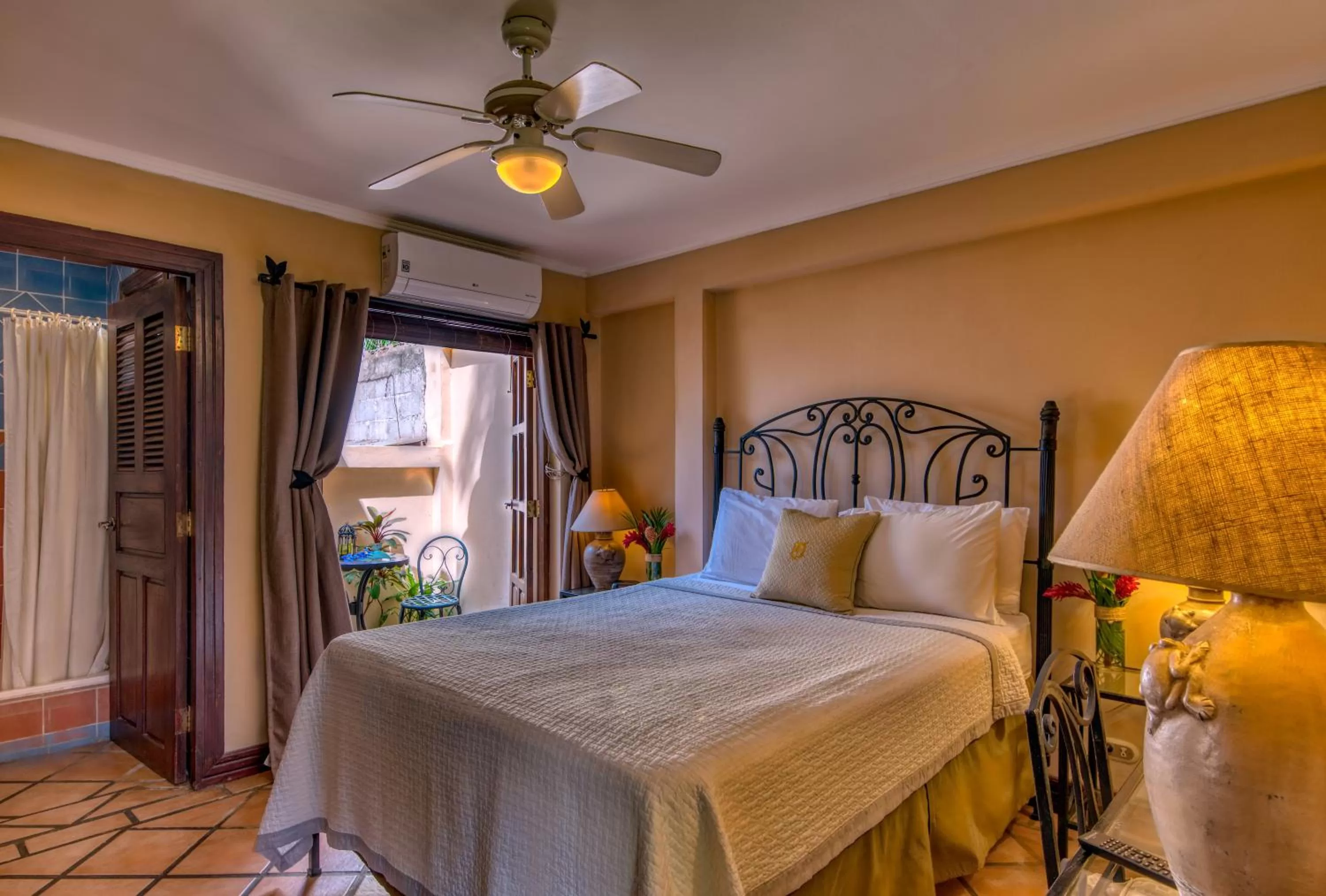 Photo of the whole room, Bed in Hotel Los Robles, Managua, Nicaragua