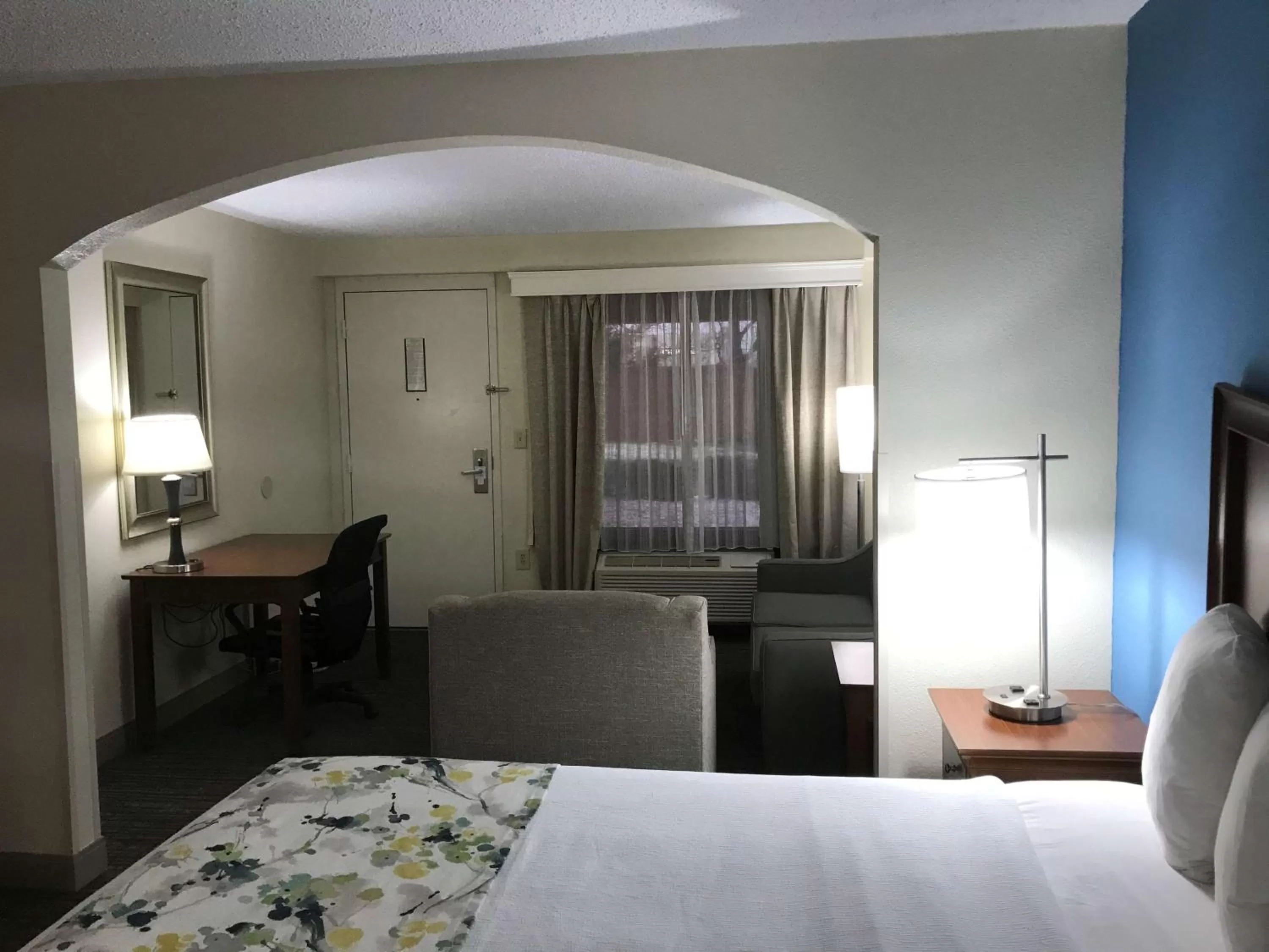 King Room with Bath Tub - Mobility /Communication Assistance - Smoking in Best Western Inn & Suites Monroe
