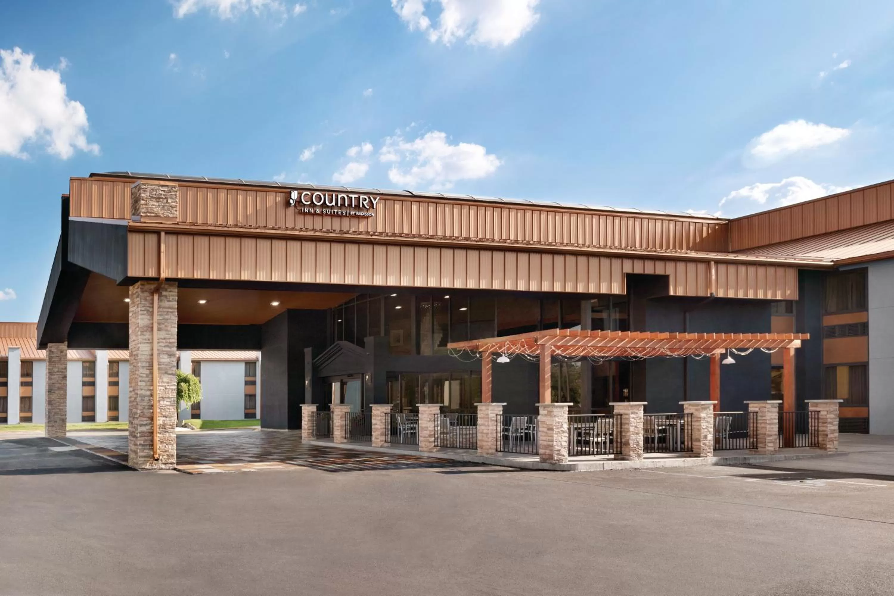 Property building in Country Inn & Suites by Radisson, Indianapolis East, IN