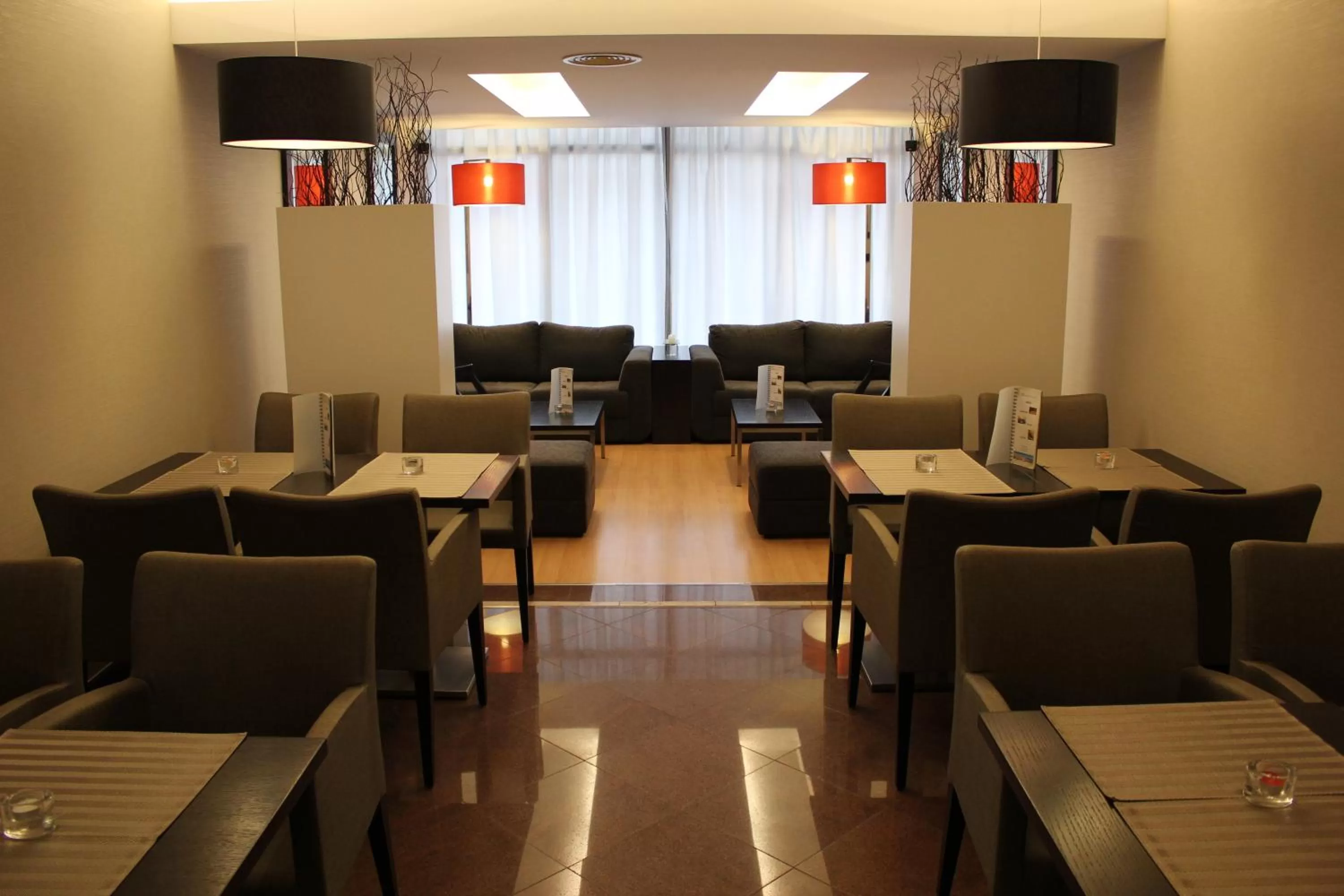 Communal lounge/ TV room in Hotel Principe Lisboa