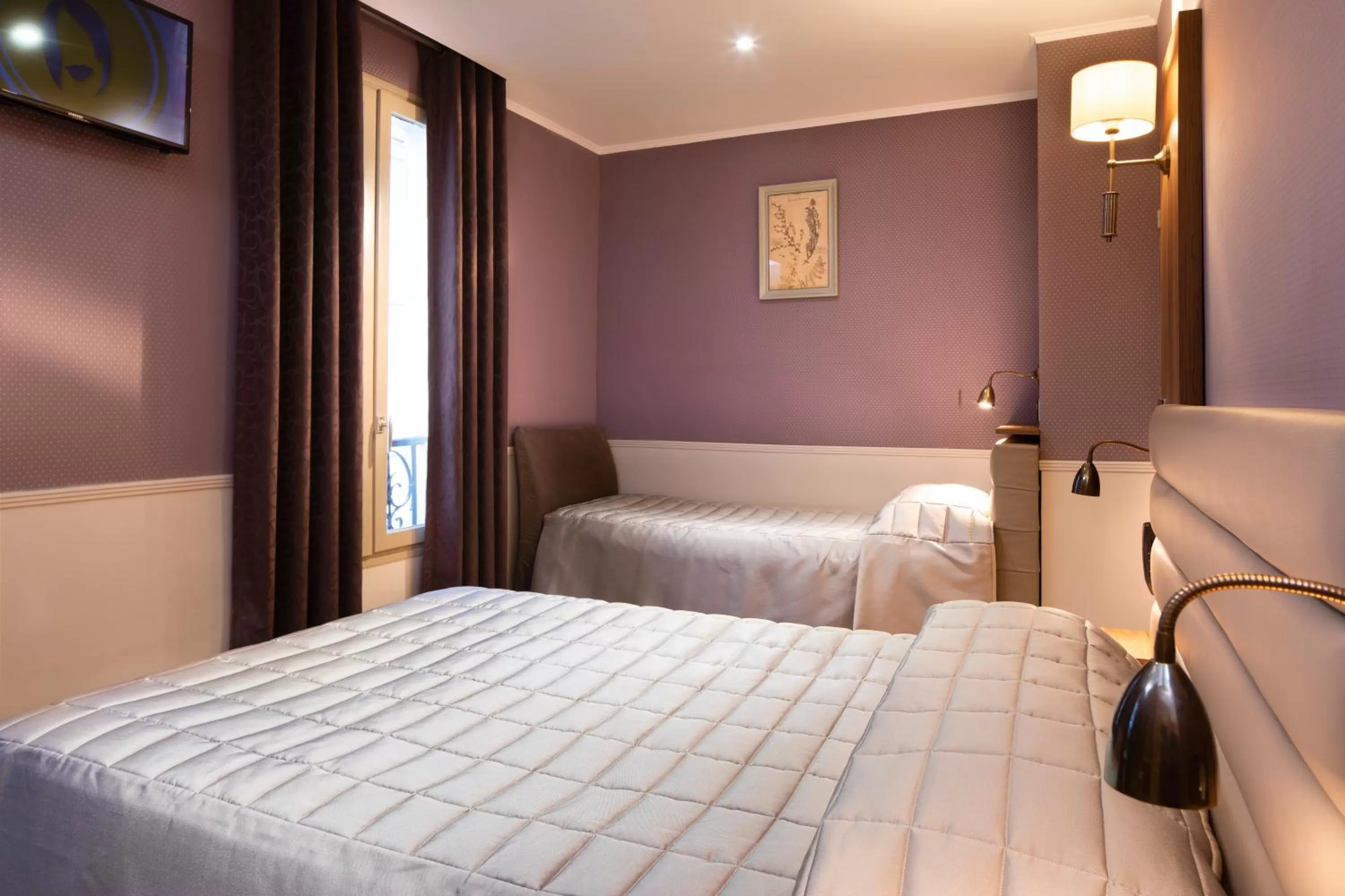 Bed in Hôtel de la Tour Eiffel