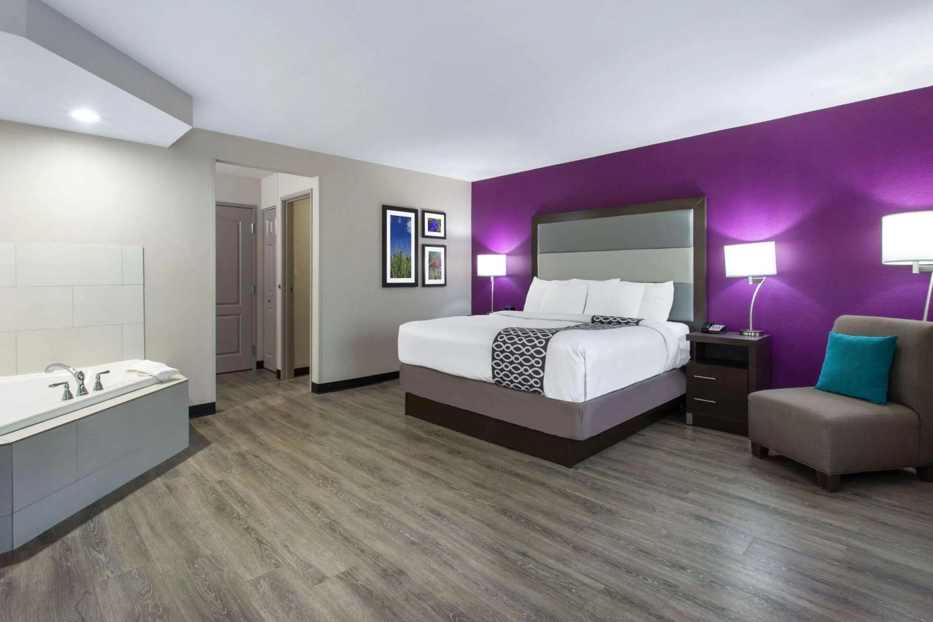 Photo of the whole room, Bed in La Quinta by Wyndham Effingham