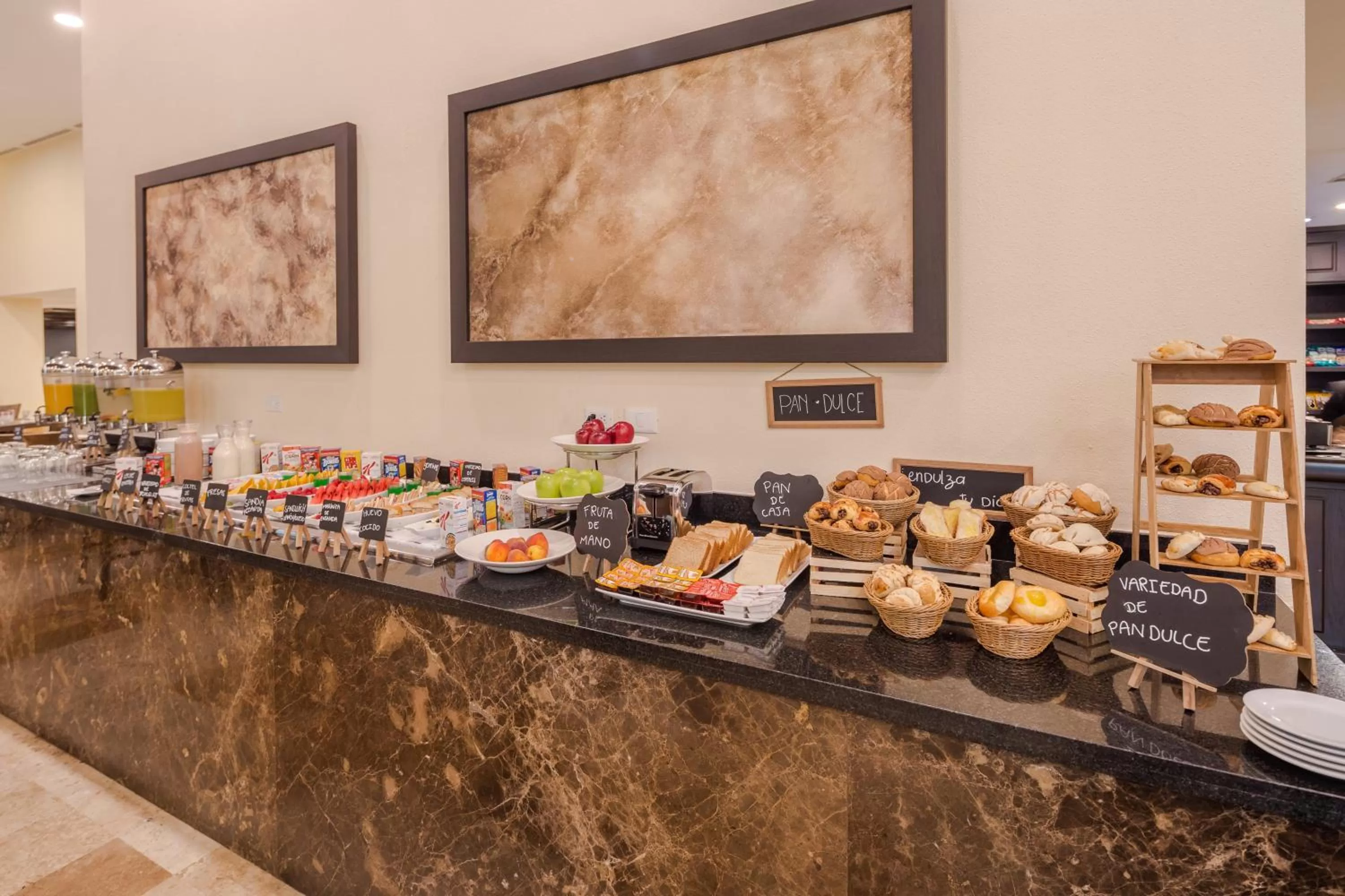 Breakfast in Holiday Inn Monterrey Valle by IHG