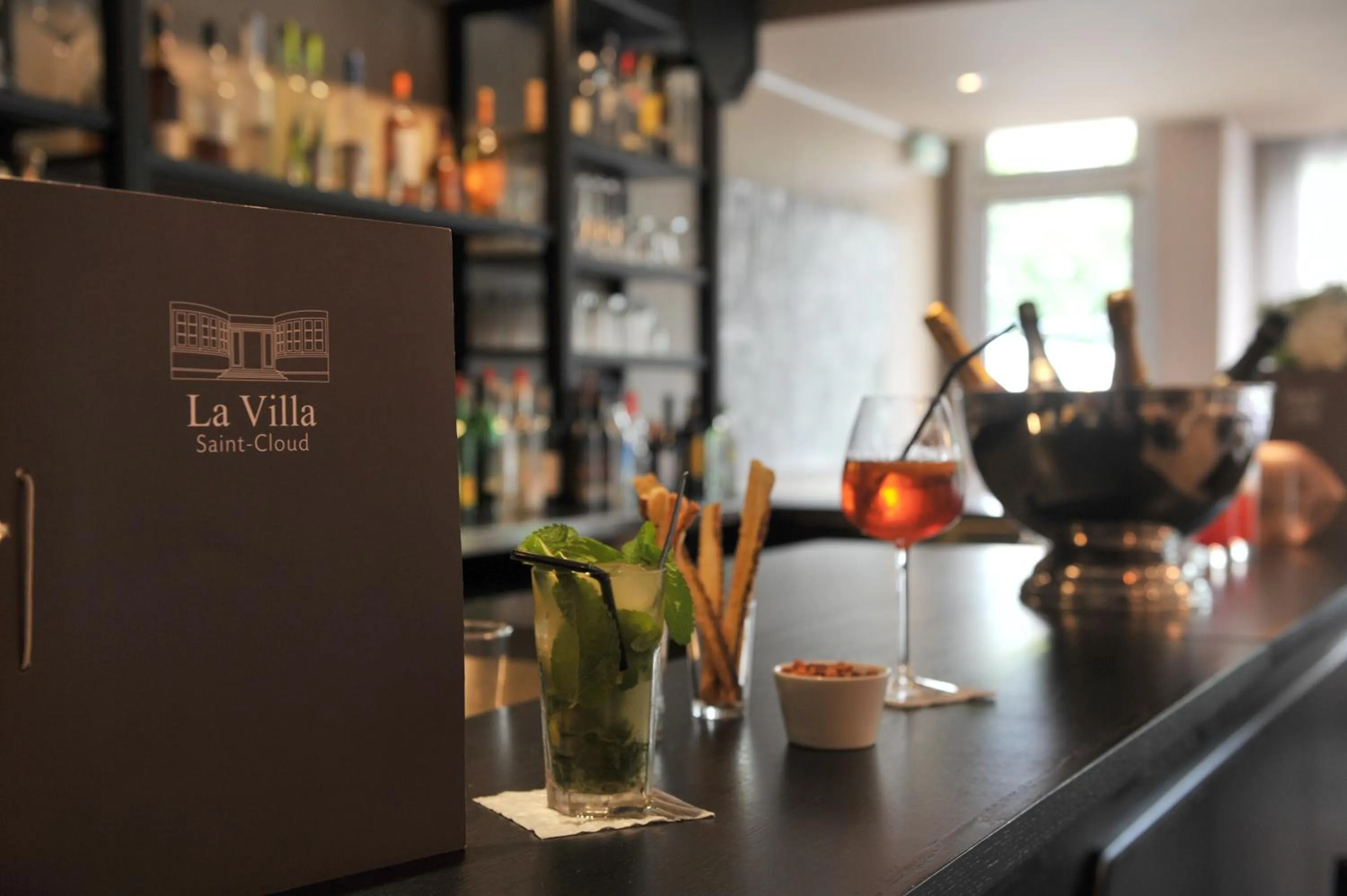 Lounge or bar in Mercure Paris Saint Cloud Hippodrome