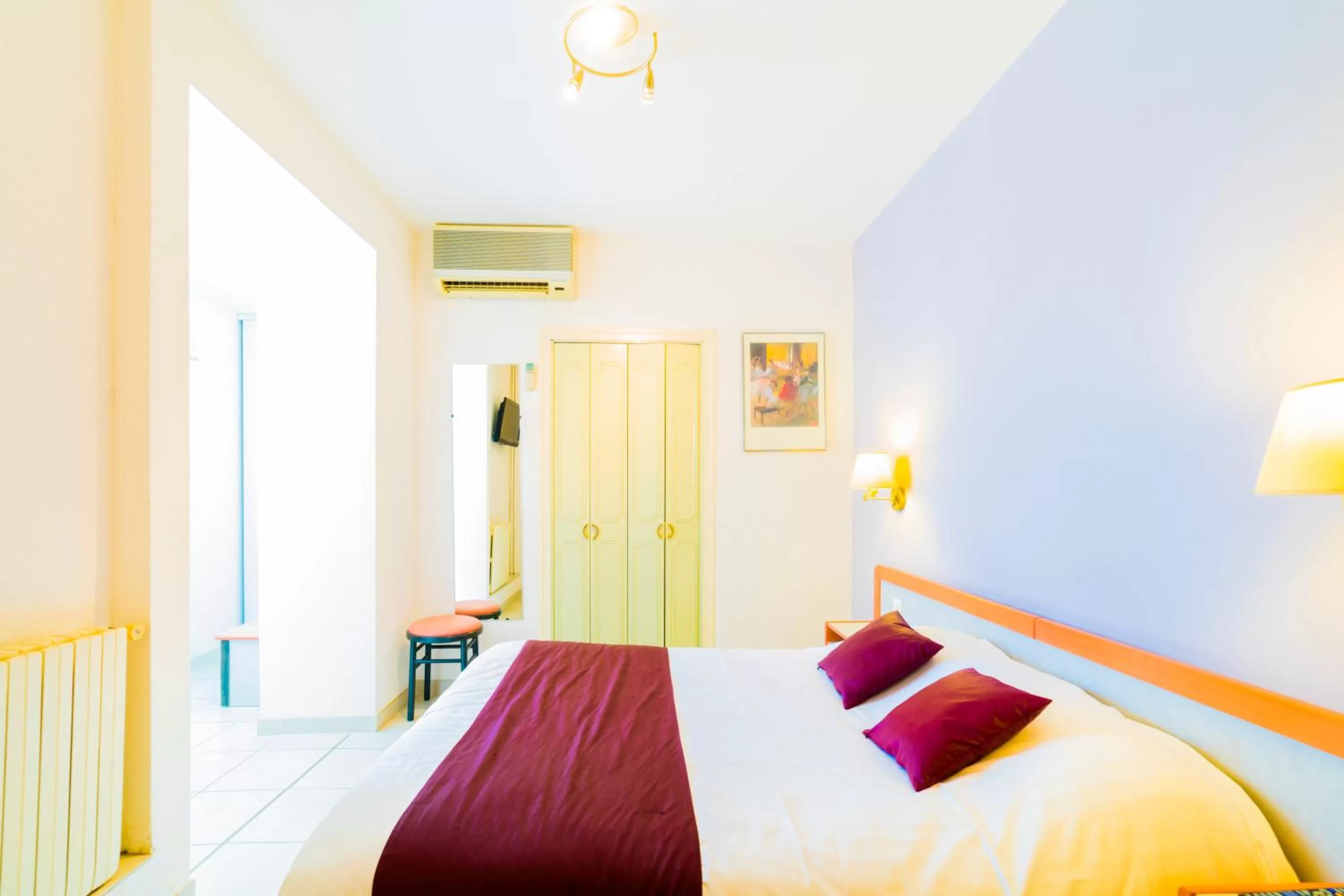 Standard Double Room in Logis Hôtel Restaurant Le Cours