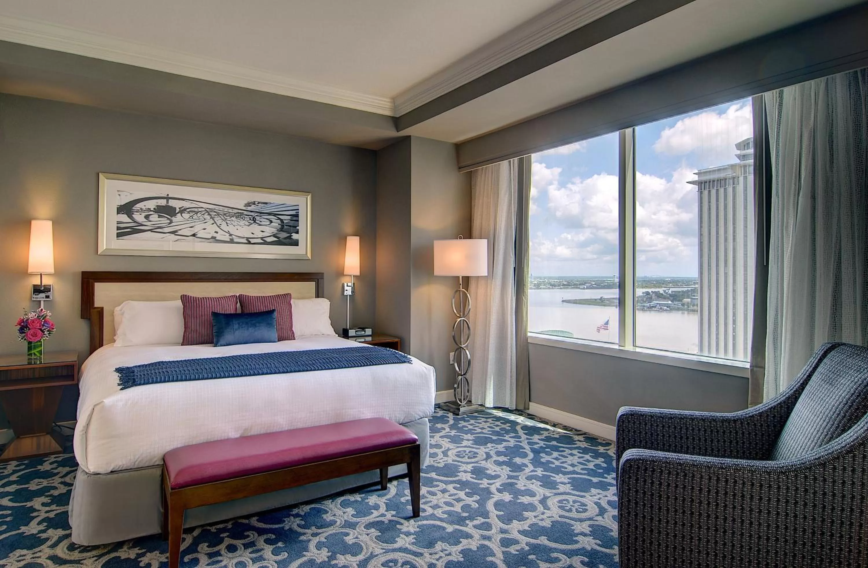 Photo of the whole room, Bed in Loews New Orleans Hotel