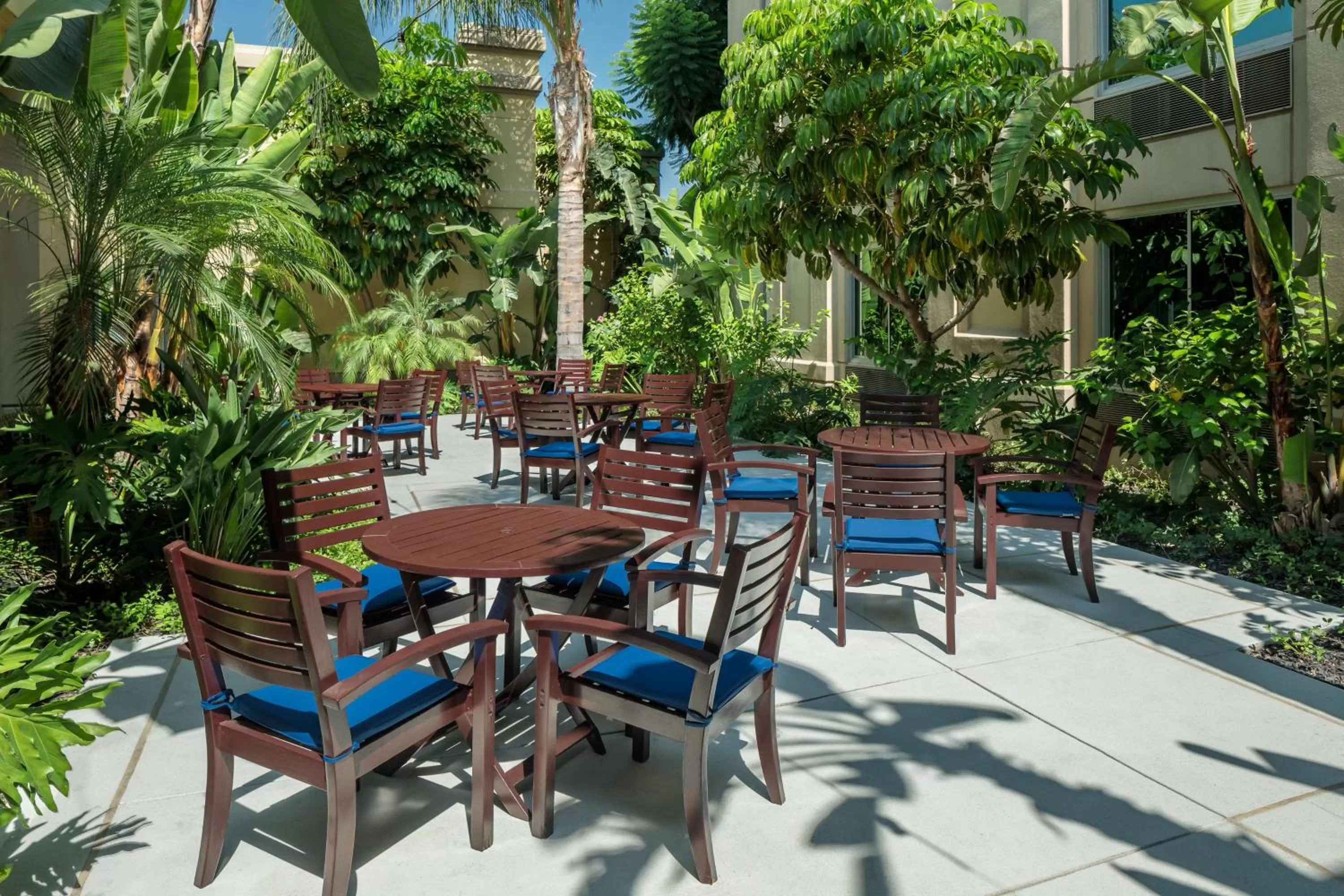 Patio in DoubleTree by Hilton Los Angeles/Commerce