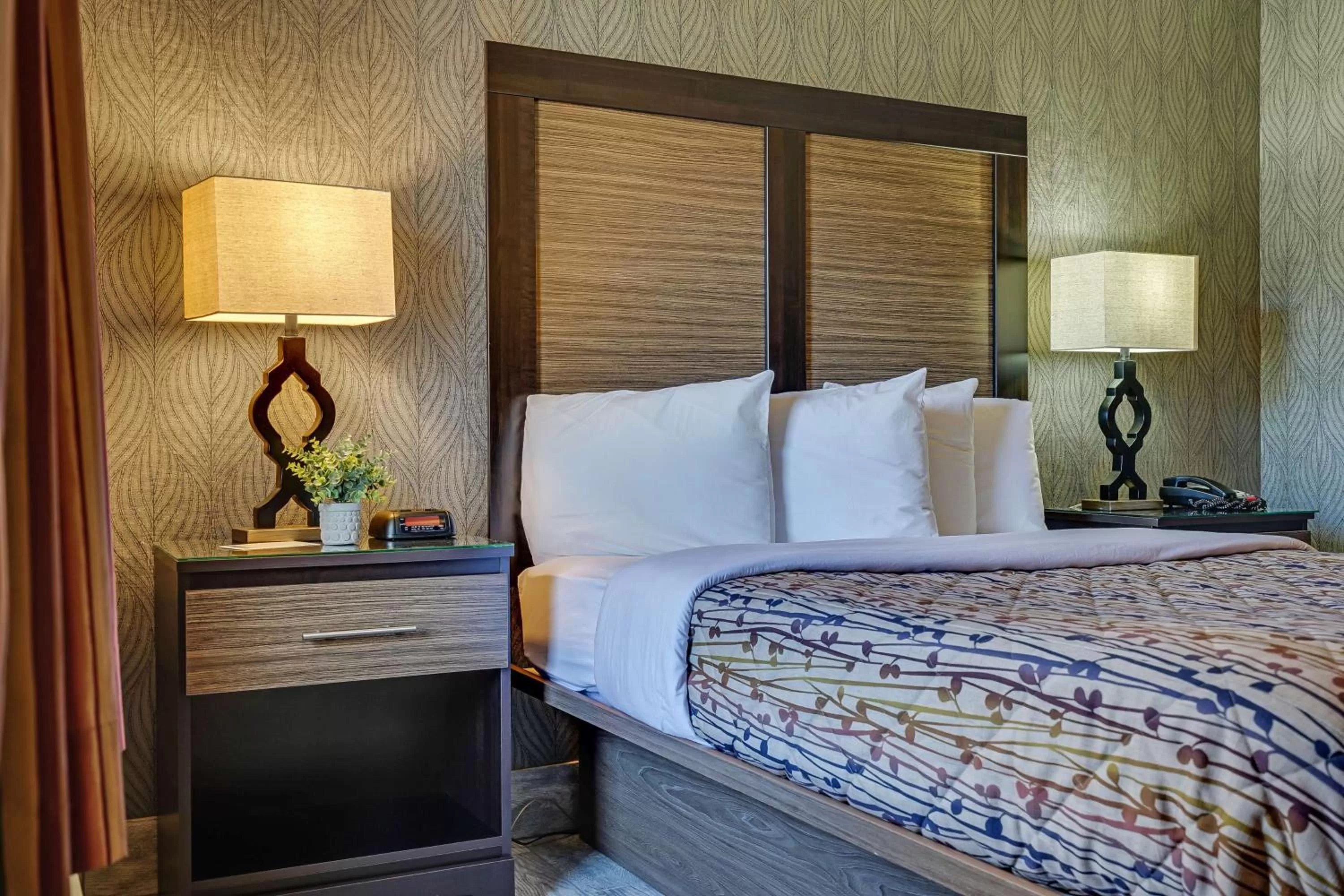 Photo of the whole room, Bed in Blue Creek Inn