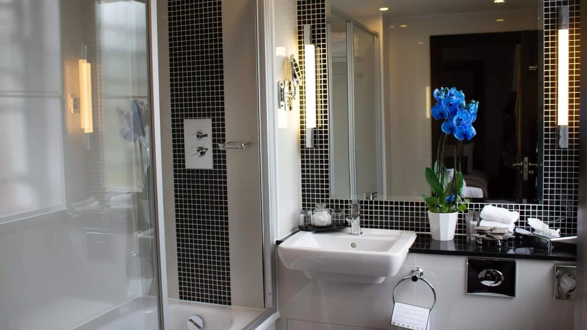 Shower in Wellington Hotel by Blue Orchid