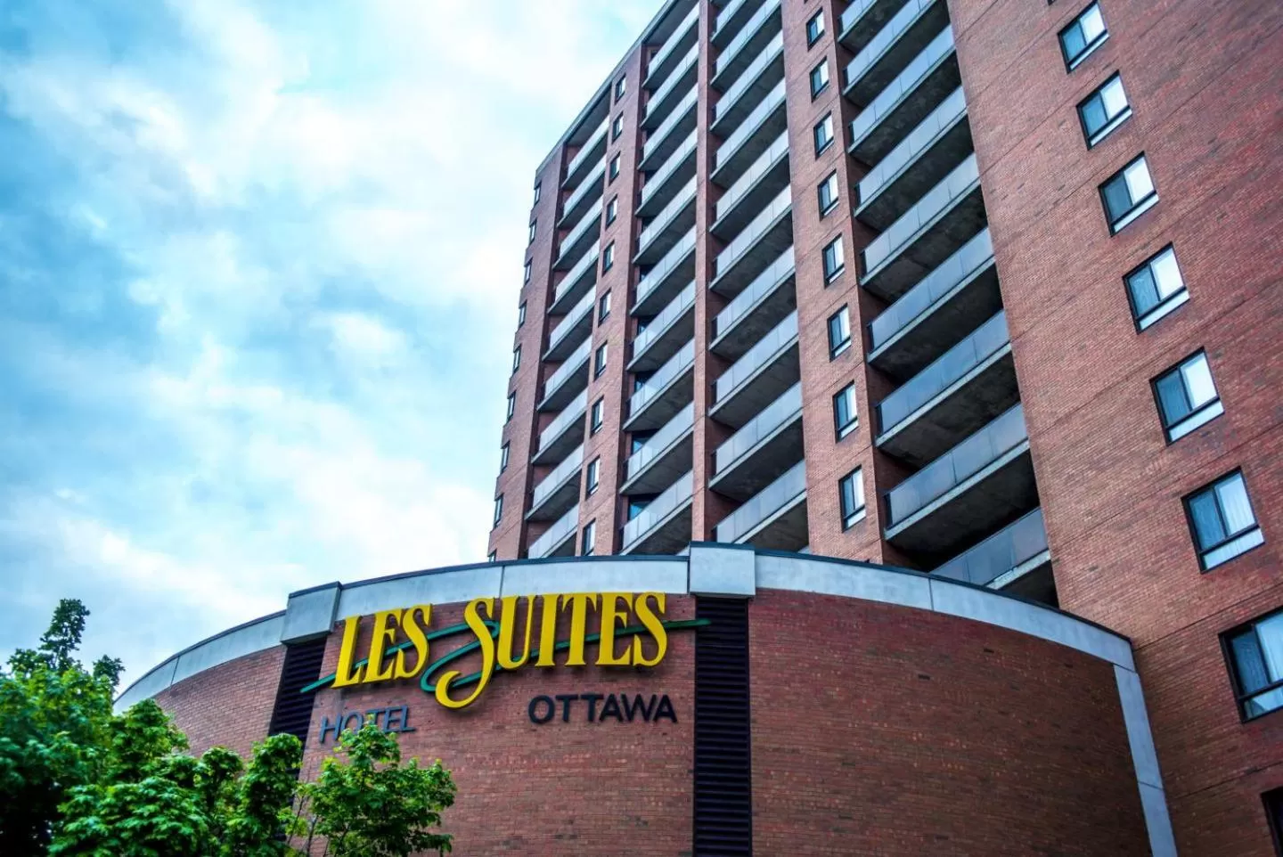Property building in Les Suites Hotel Ottawa