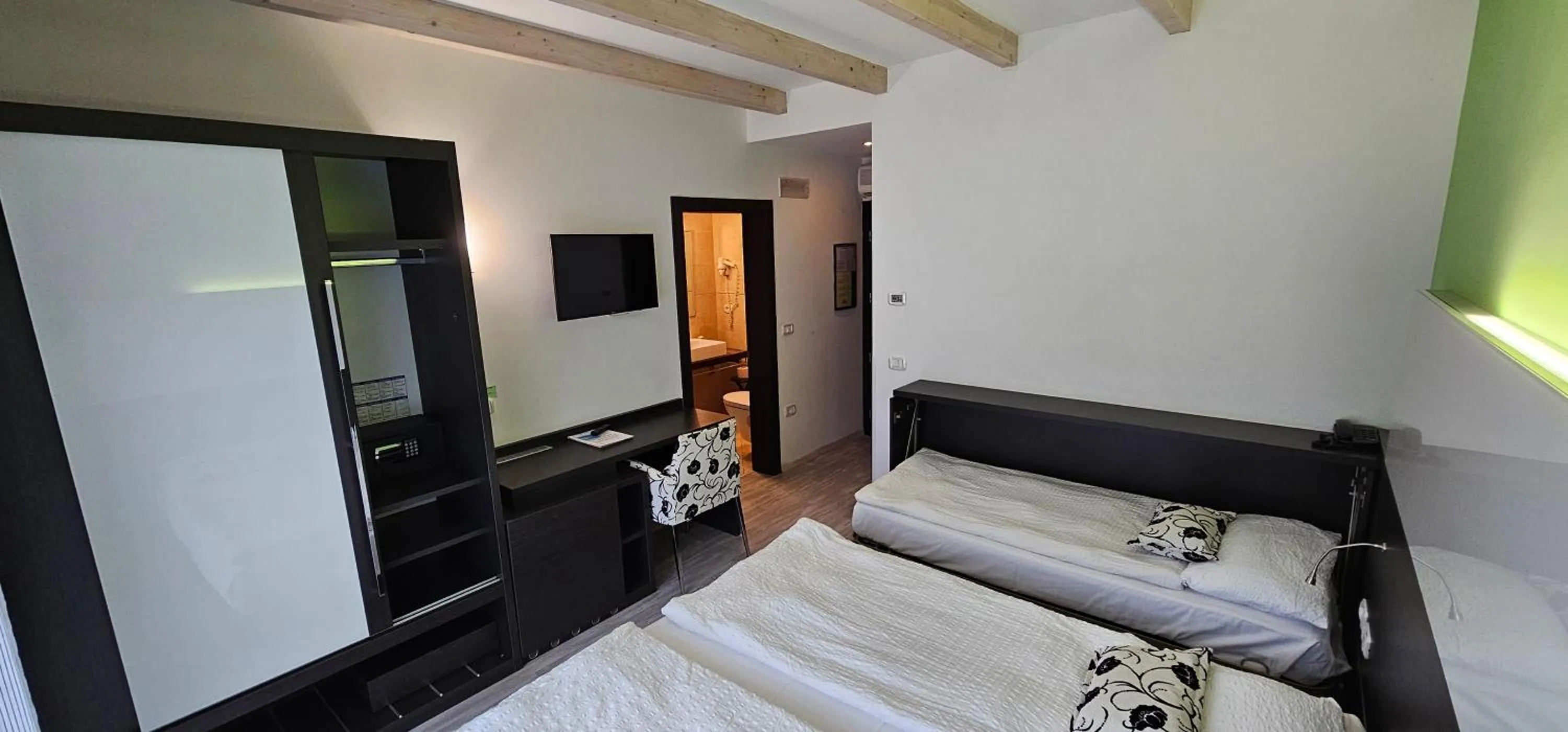 TV and multimedia, Bed in Ecohotel Primavera