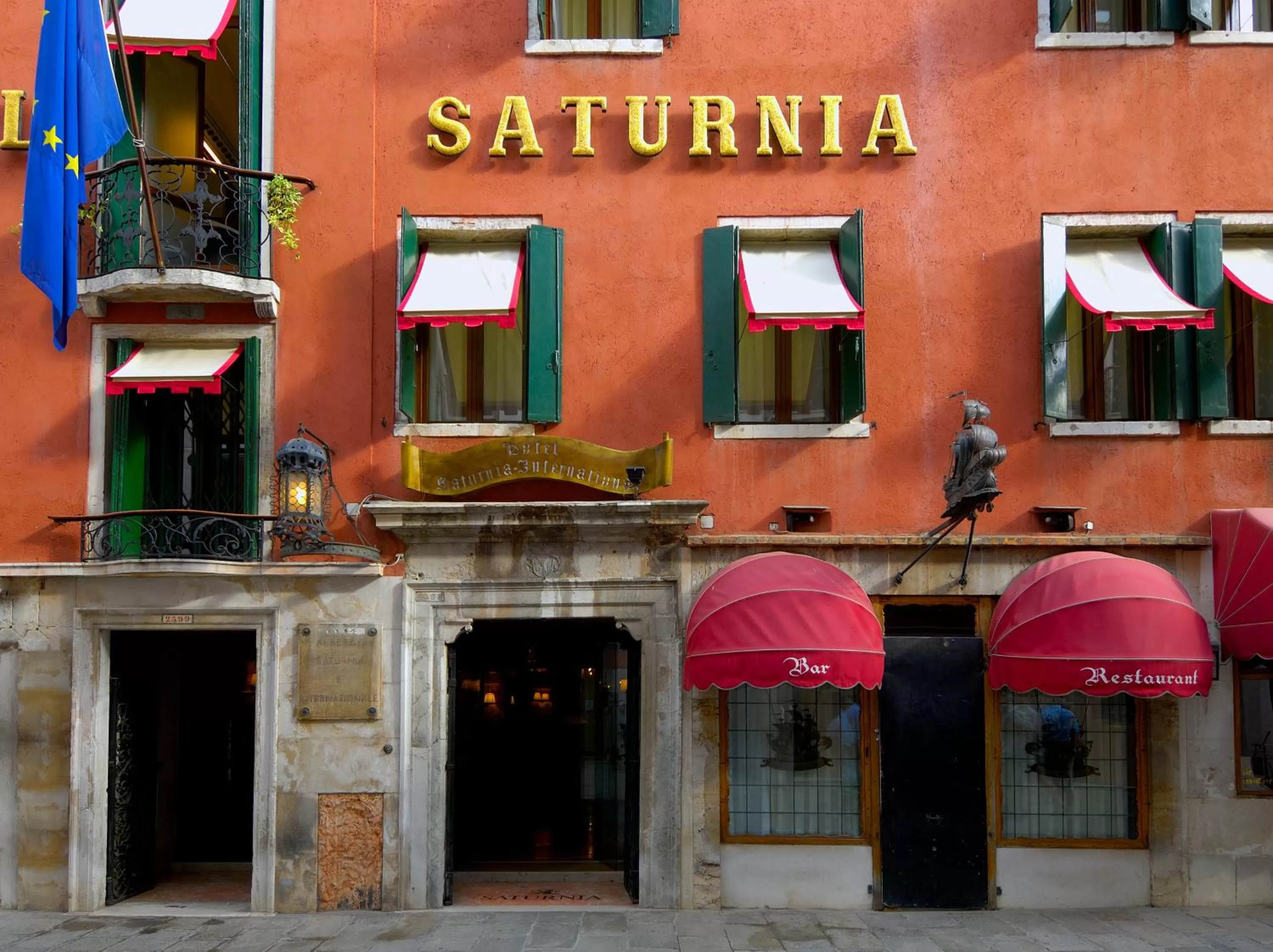 Facade/entrance in Hotel Saturnia & International