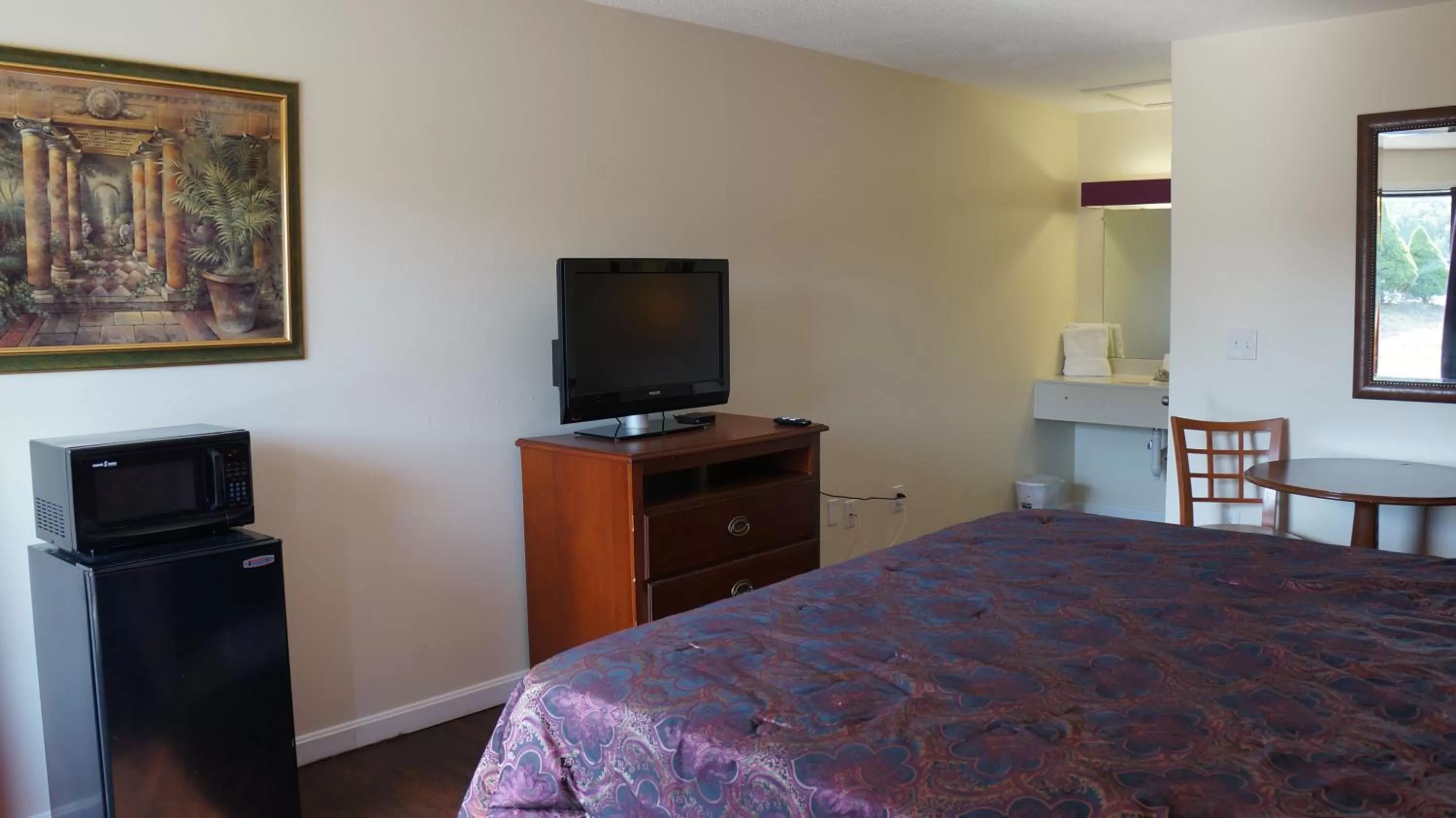 TV and multimedia, Bed in Classic Motor Lodge Providence - West Greenwich
