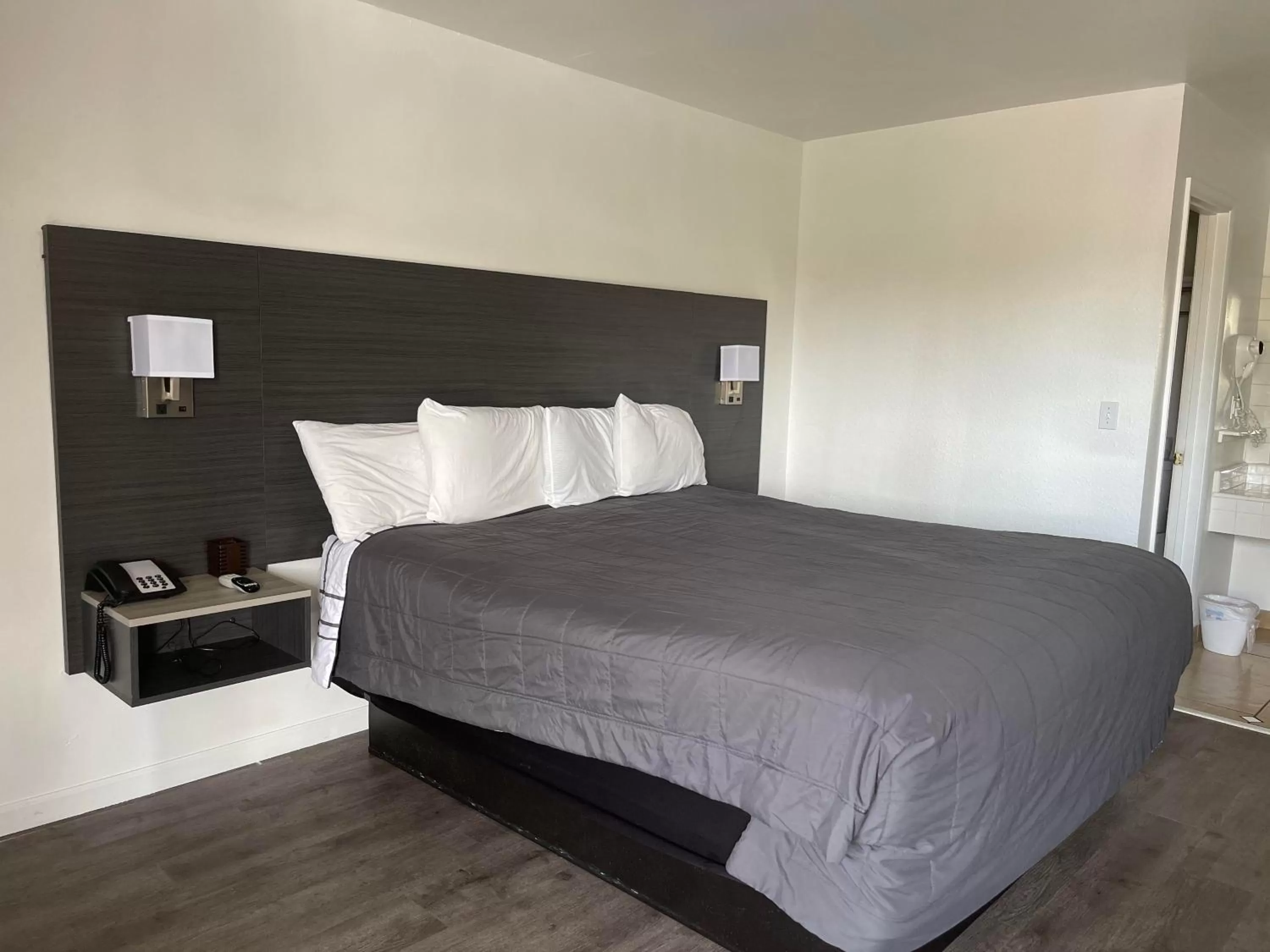 Bed in Windsor Inn Lake Havasu City