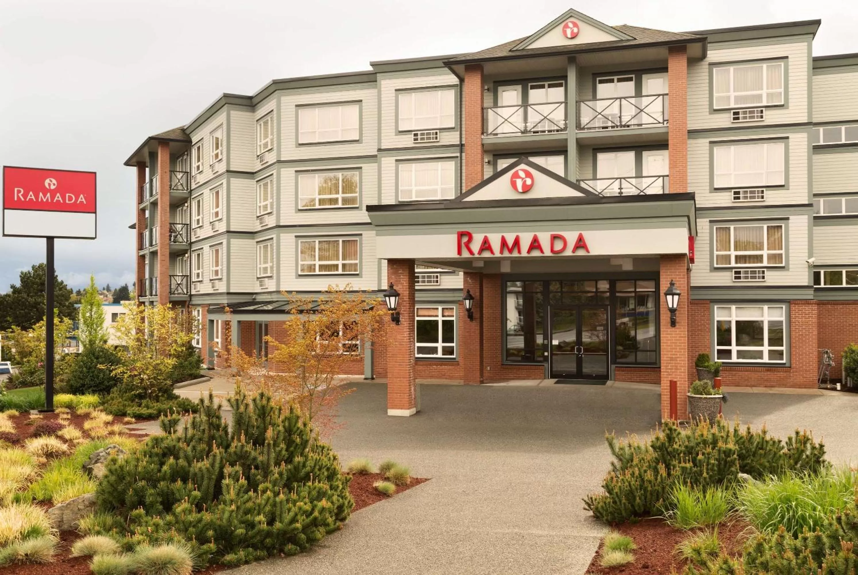 Property building in Ramada by Wyndham Nanaimo