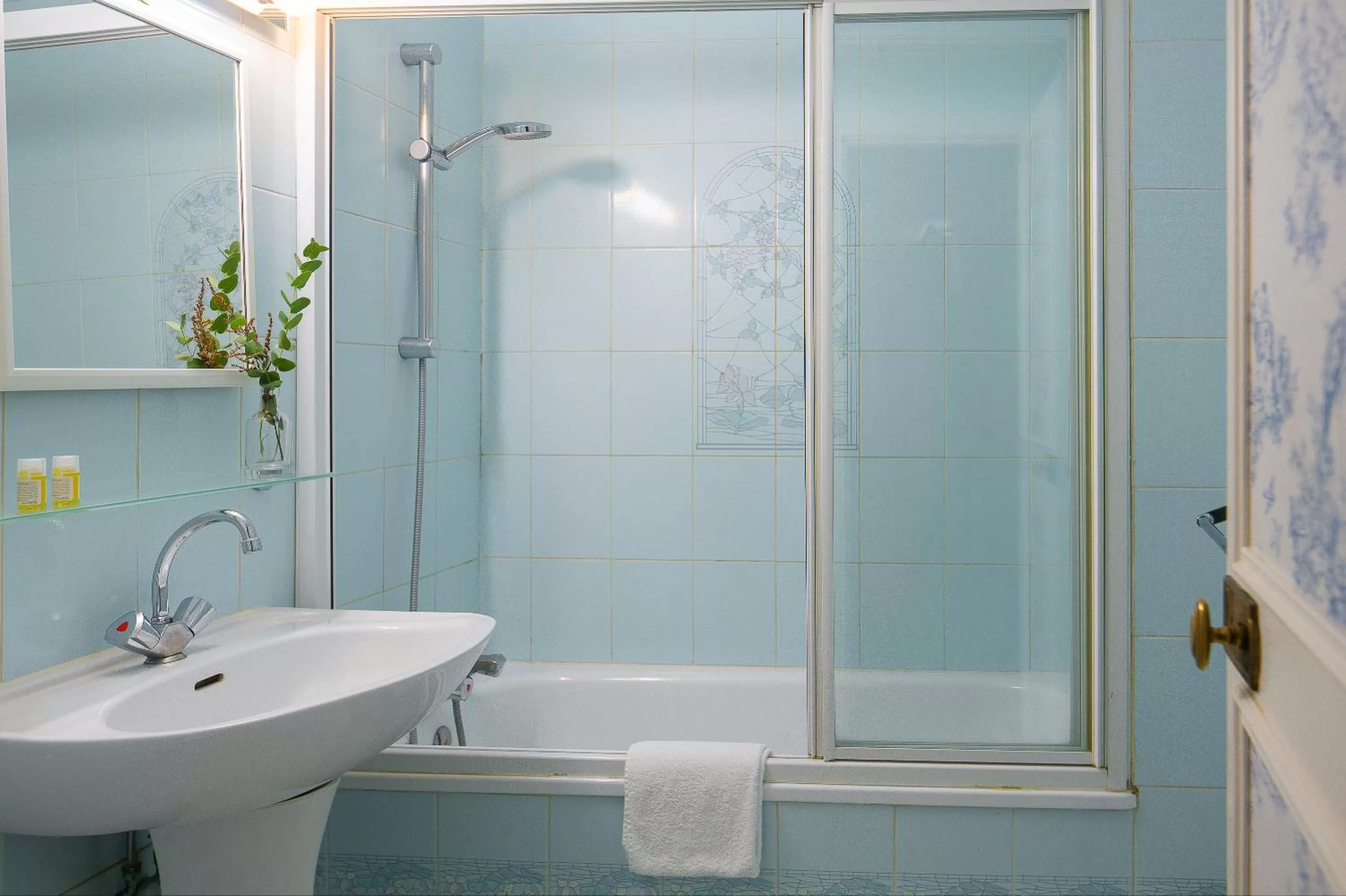 Bathroom in Hotel des Grandes Ecoles