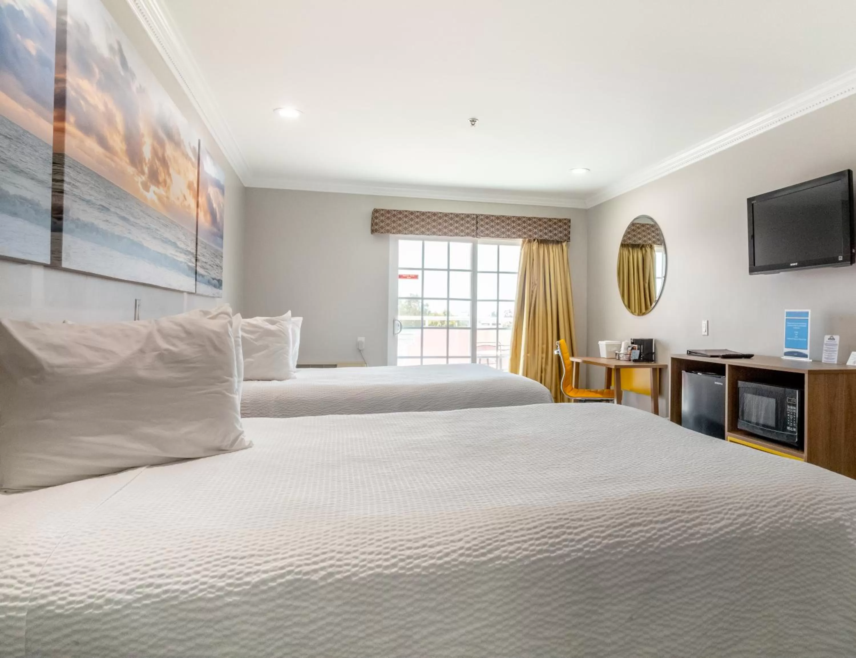 Photo of the whole room, Bed in Days Inn by Wyndham Santa Monica