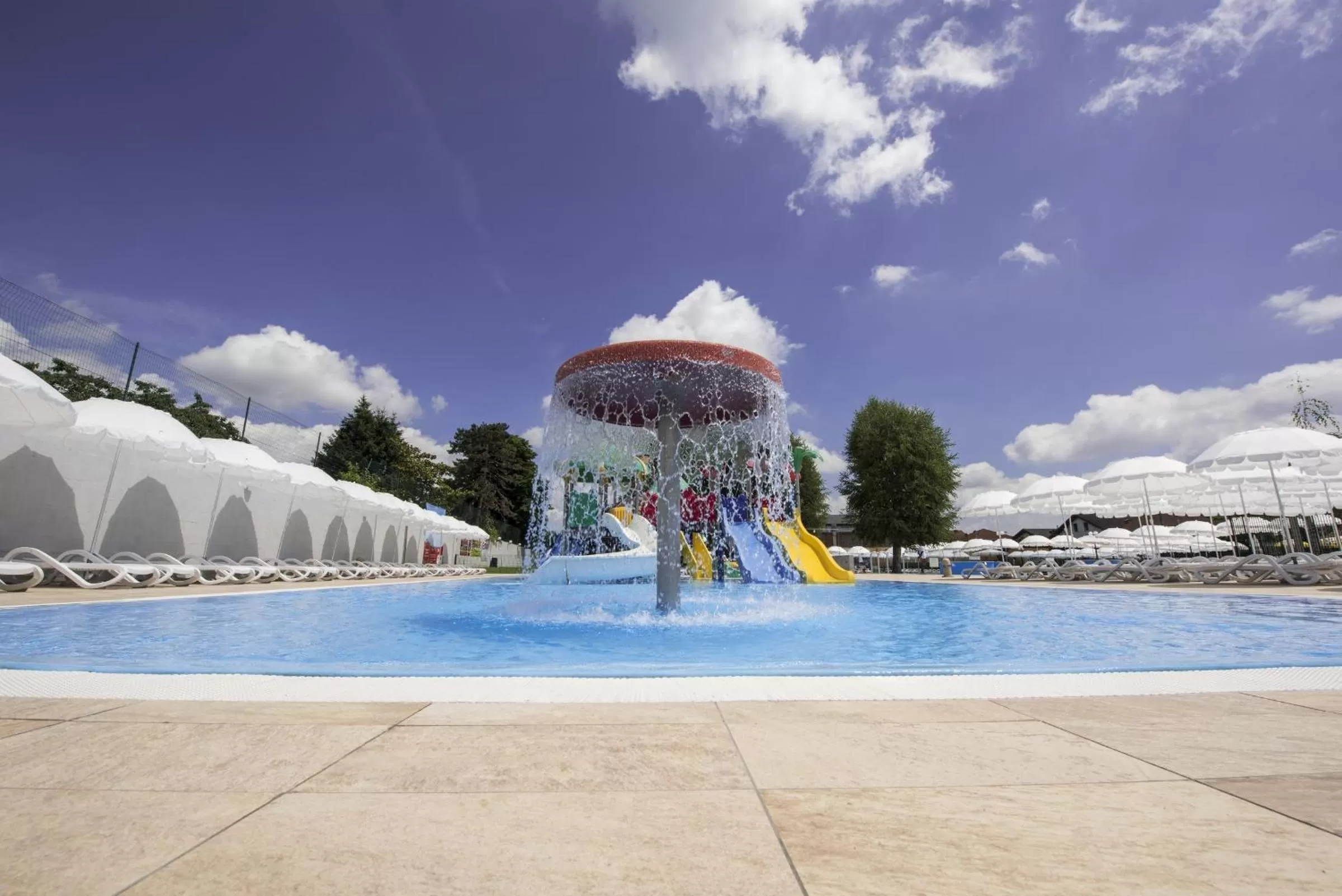 Swimming pool in Hotel Villa Glicini