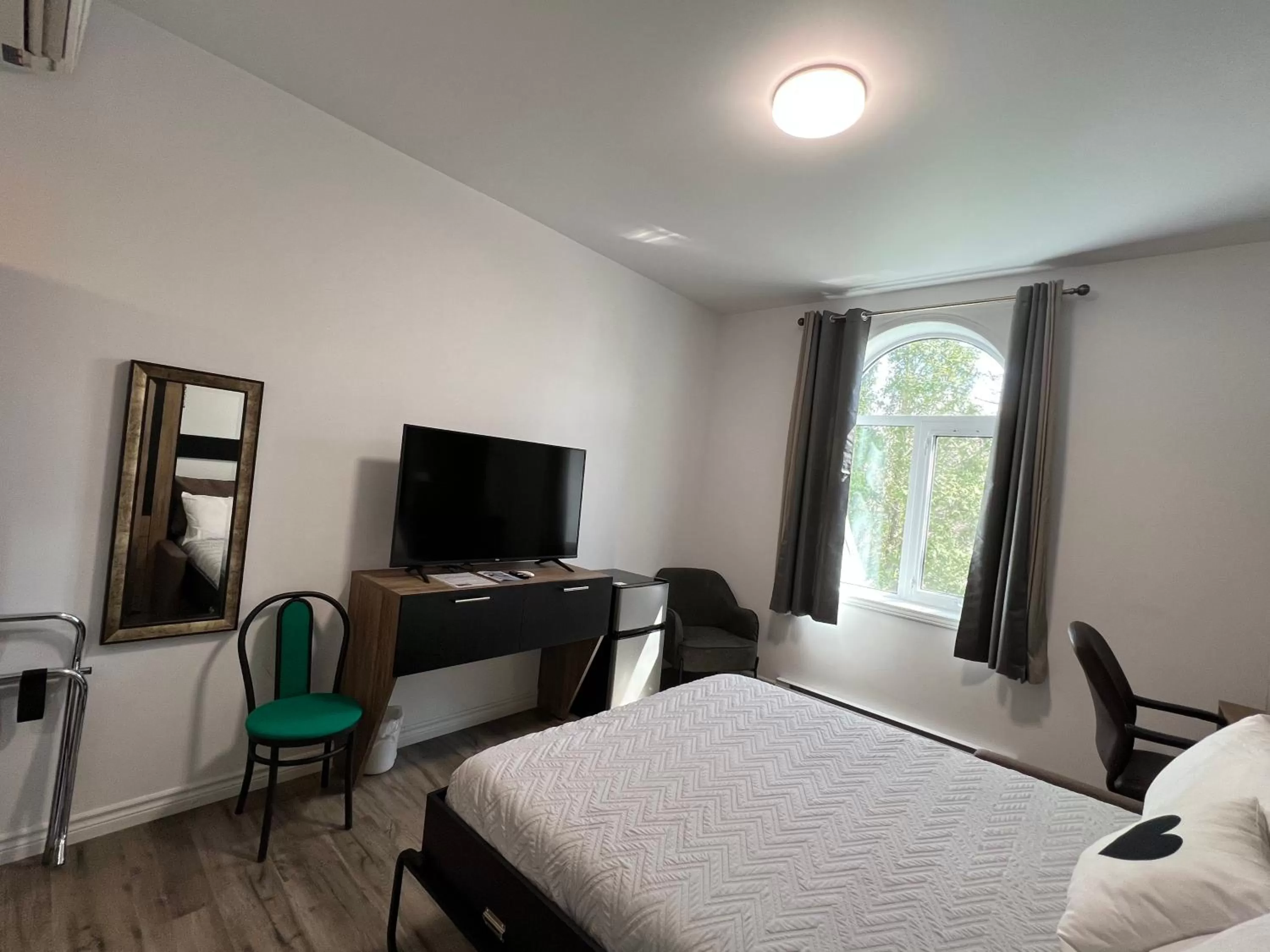 Bed in Auberge Le St-Alexis